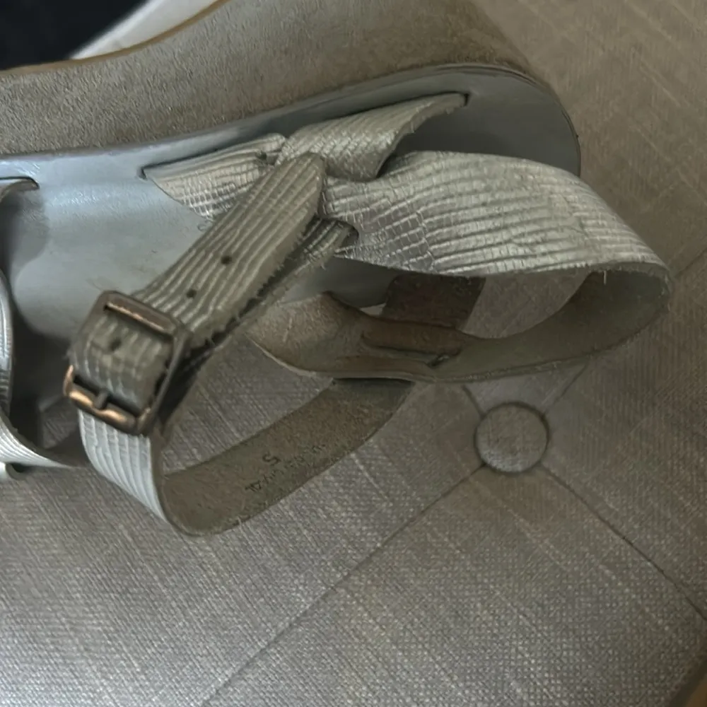 Kork-Ease Metallic Silver Leather Wedge Sandals Size 5 - Image 7