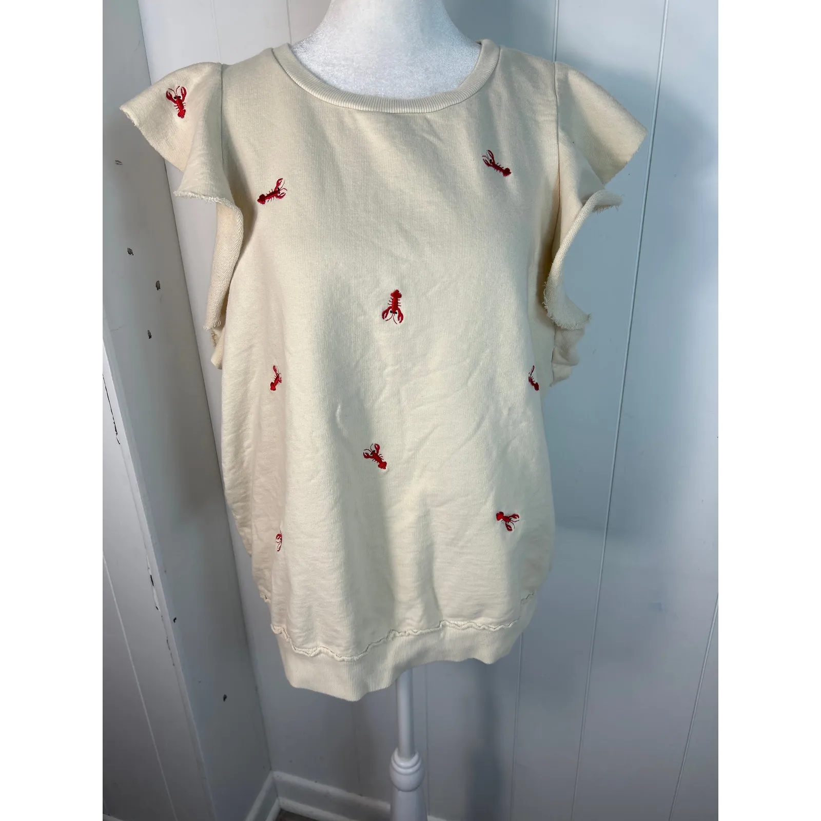 T.La Sleeveless Lobster Ruffle Sweatshirt in Cream/Red. Size XL Red - Image 4