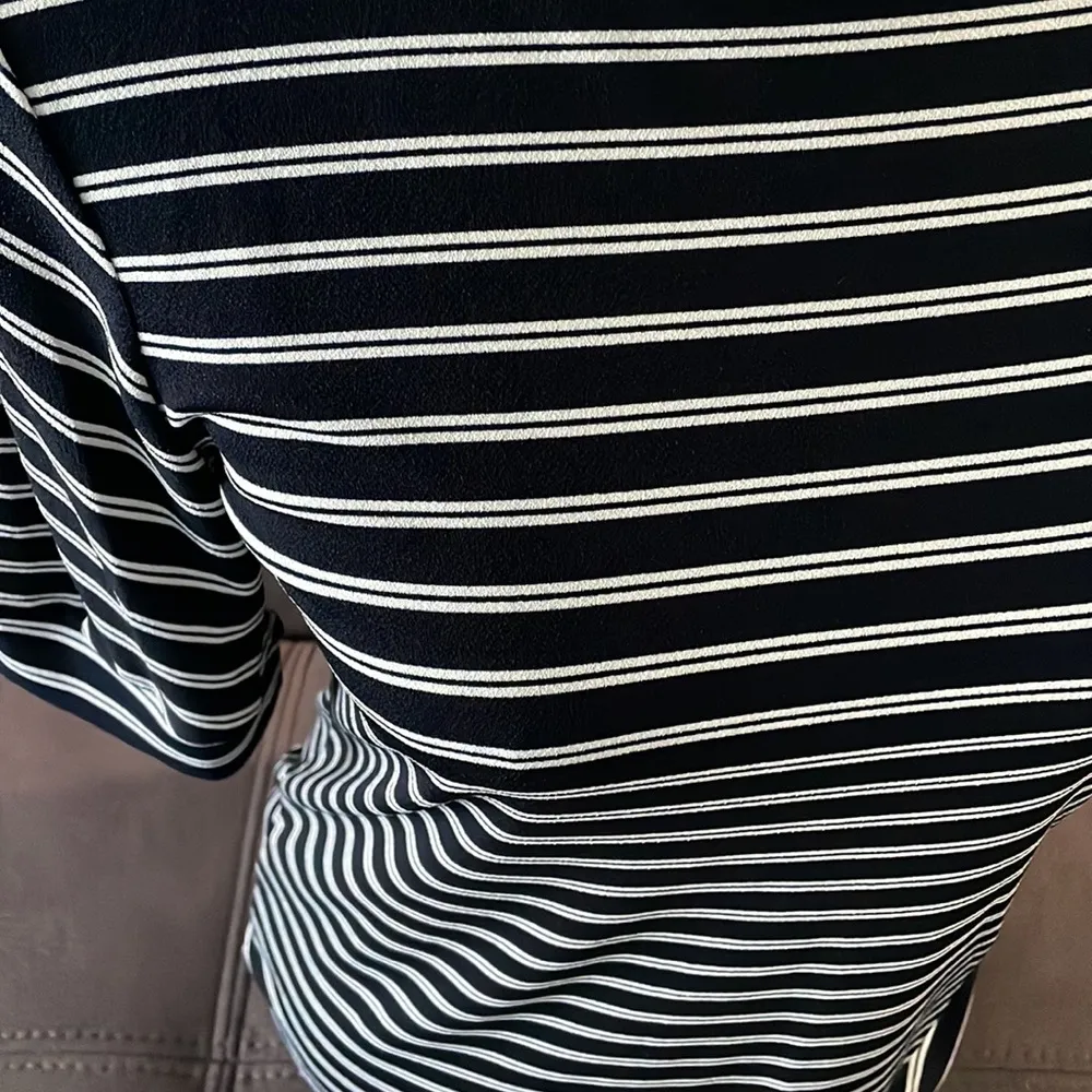 ANN TAYLOR FACTORY Striped Navy Blue & White Short Sleeve Top Size Small - Image 2