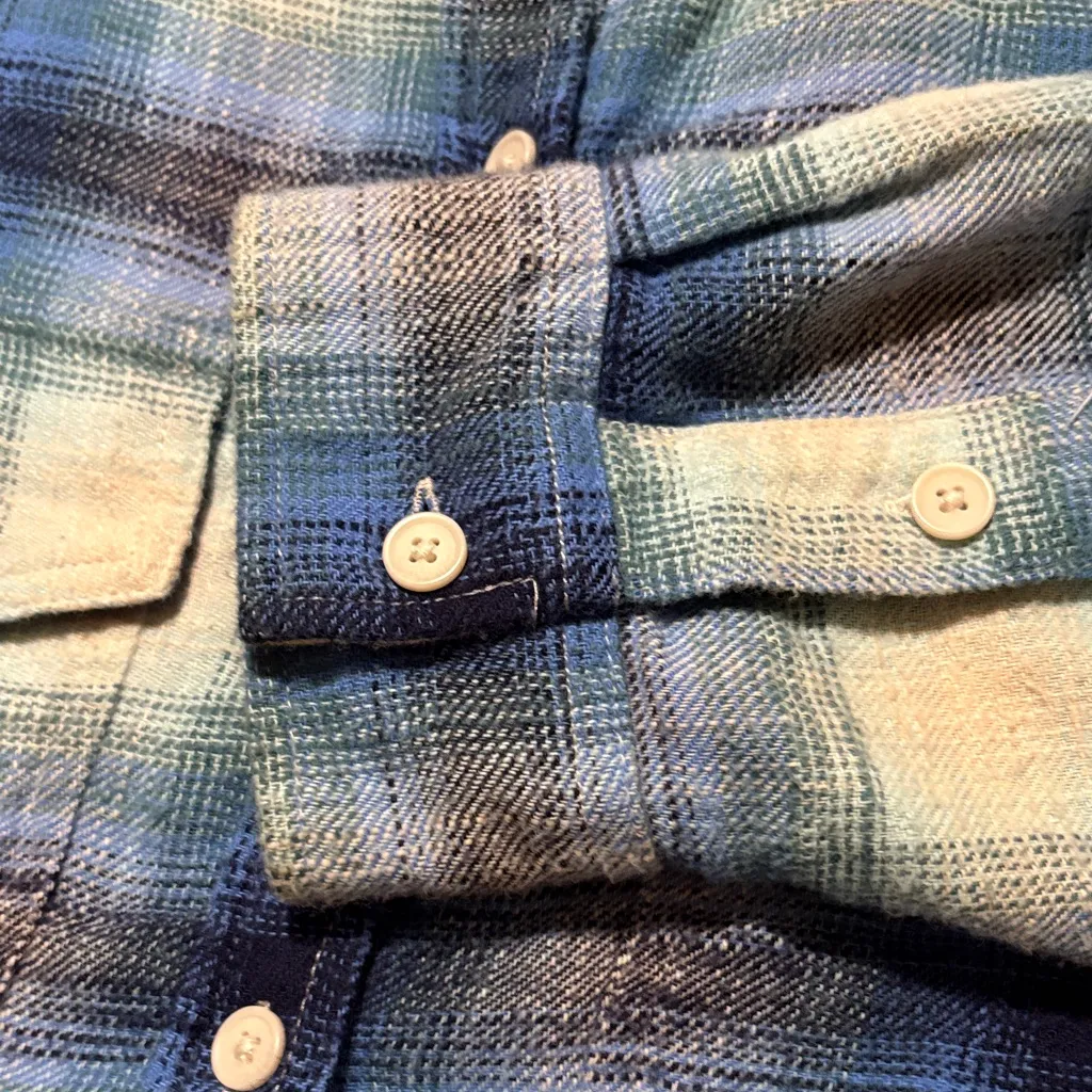 EUC Women’s AE Outfitters Cropped Blue/Cream Plaid Flannel Shirt Size L - Image 4