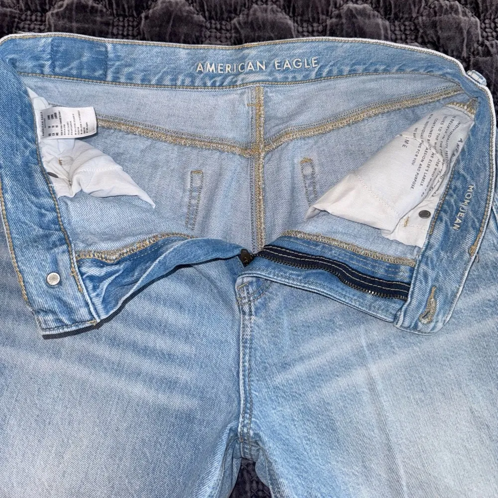 American Eagle Women’s Ripped Mom Jeans Distressed Light Wash High Rise Size 10 - Image 3