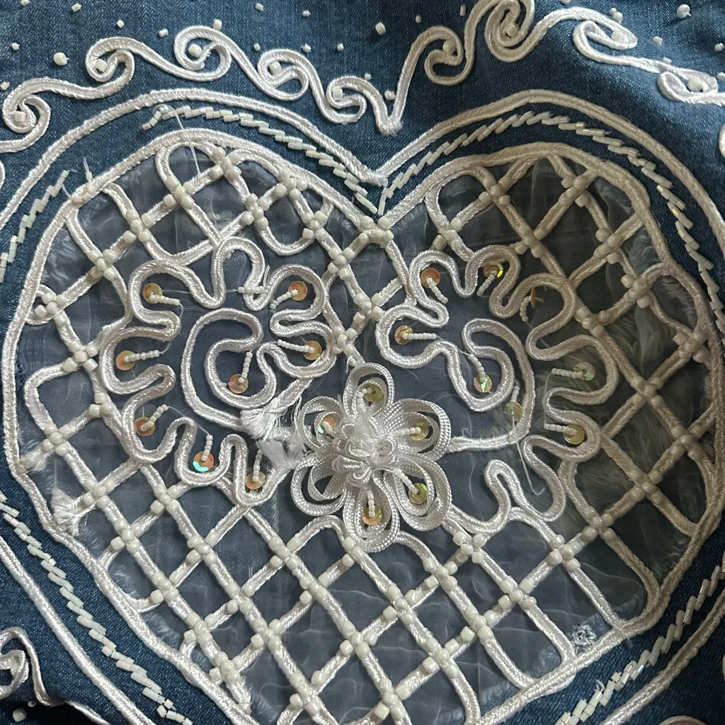 90s Denim Jean Jacket Embellished Heart Design White Fringe Valentines Pockets Blue Size M - Image 8