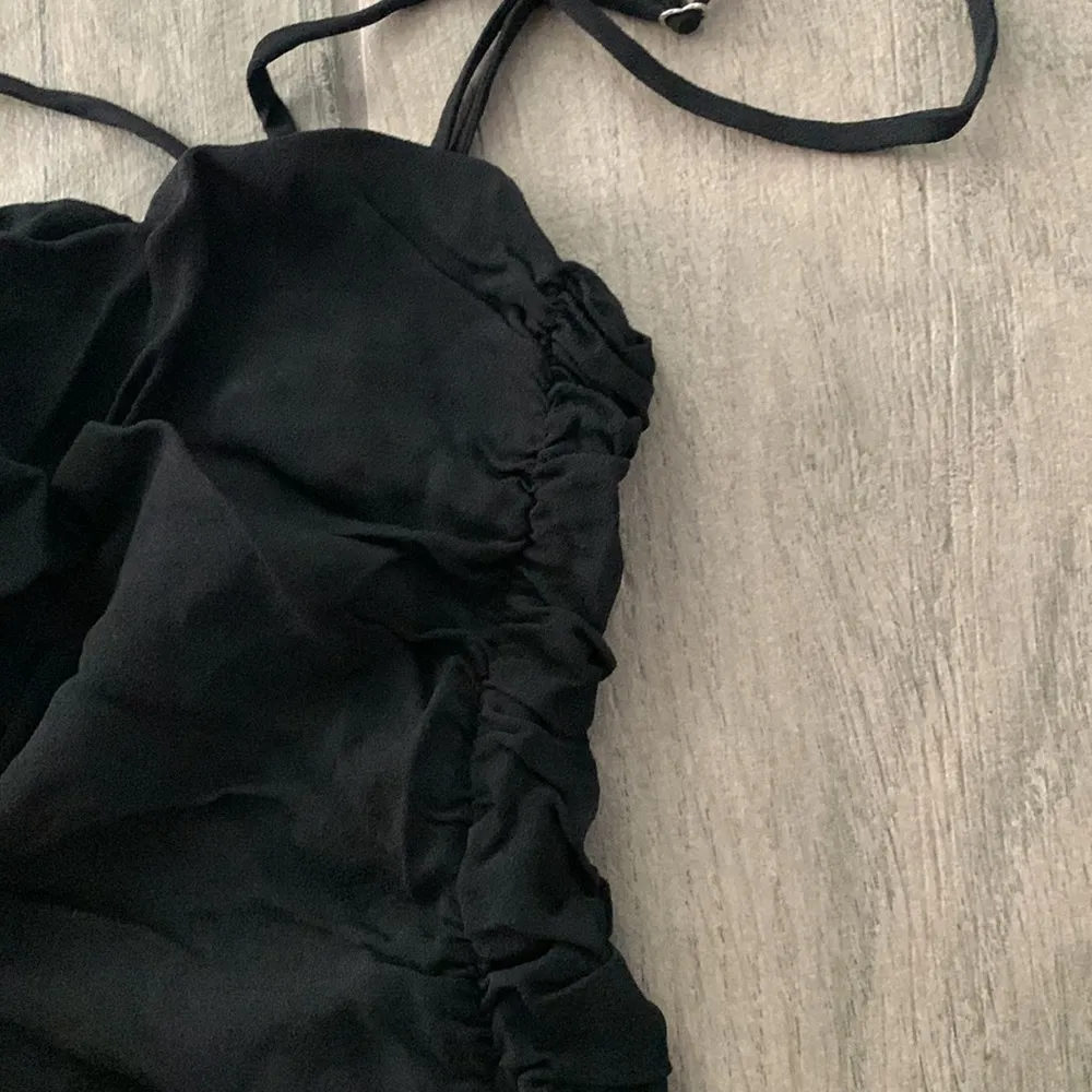 We wore what black ruched dress - Image 3