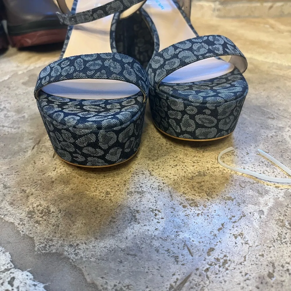 Stuart Weitzman  Dancer Mid Block blue denim print Platform Sandals size 8.5 nwot - Image 9