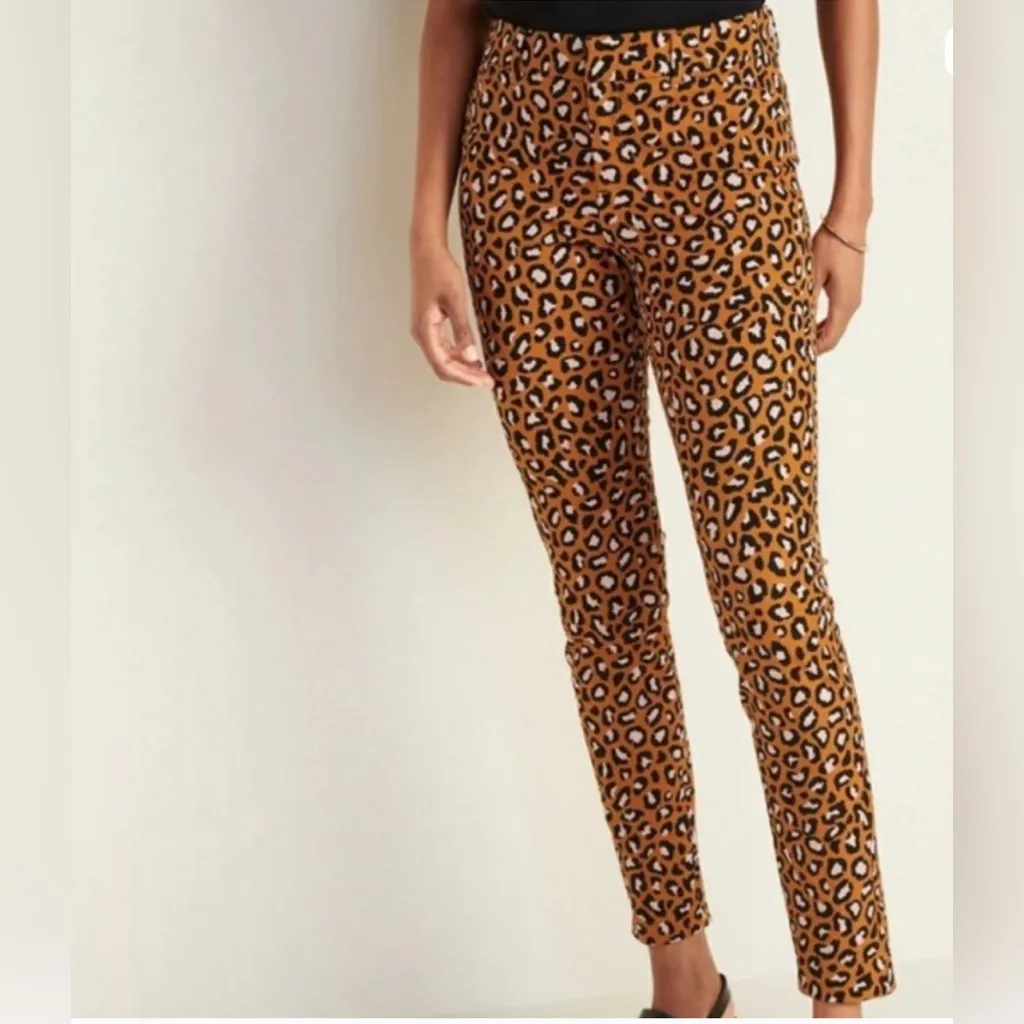 Old Navy Ankle Length Leopard Print Pants(Size 6) - Image 2