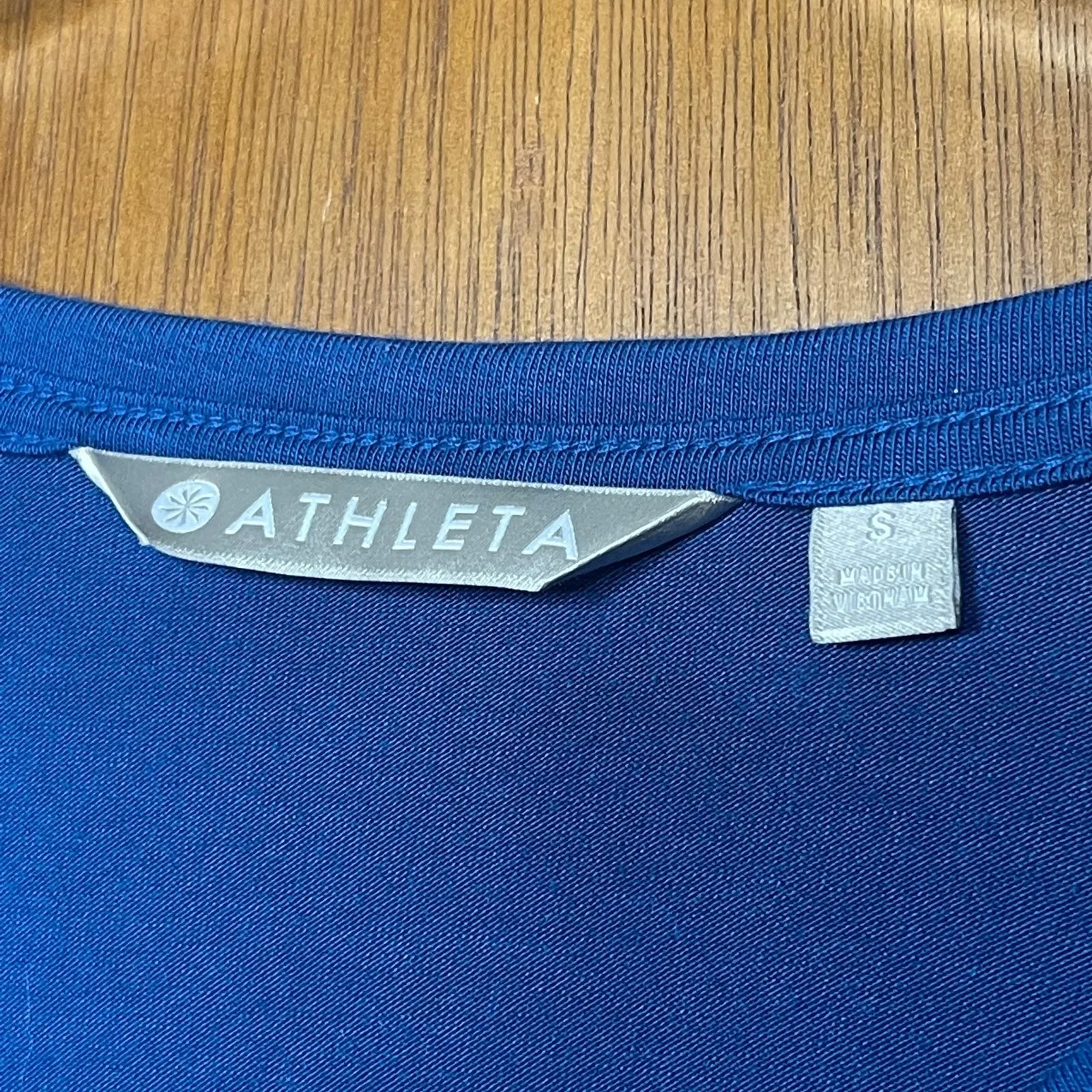 Athleta Woman’s Lightweight Long Sleeve High-Low Blue Sportswear Shirt Sz Small - Image 3
