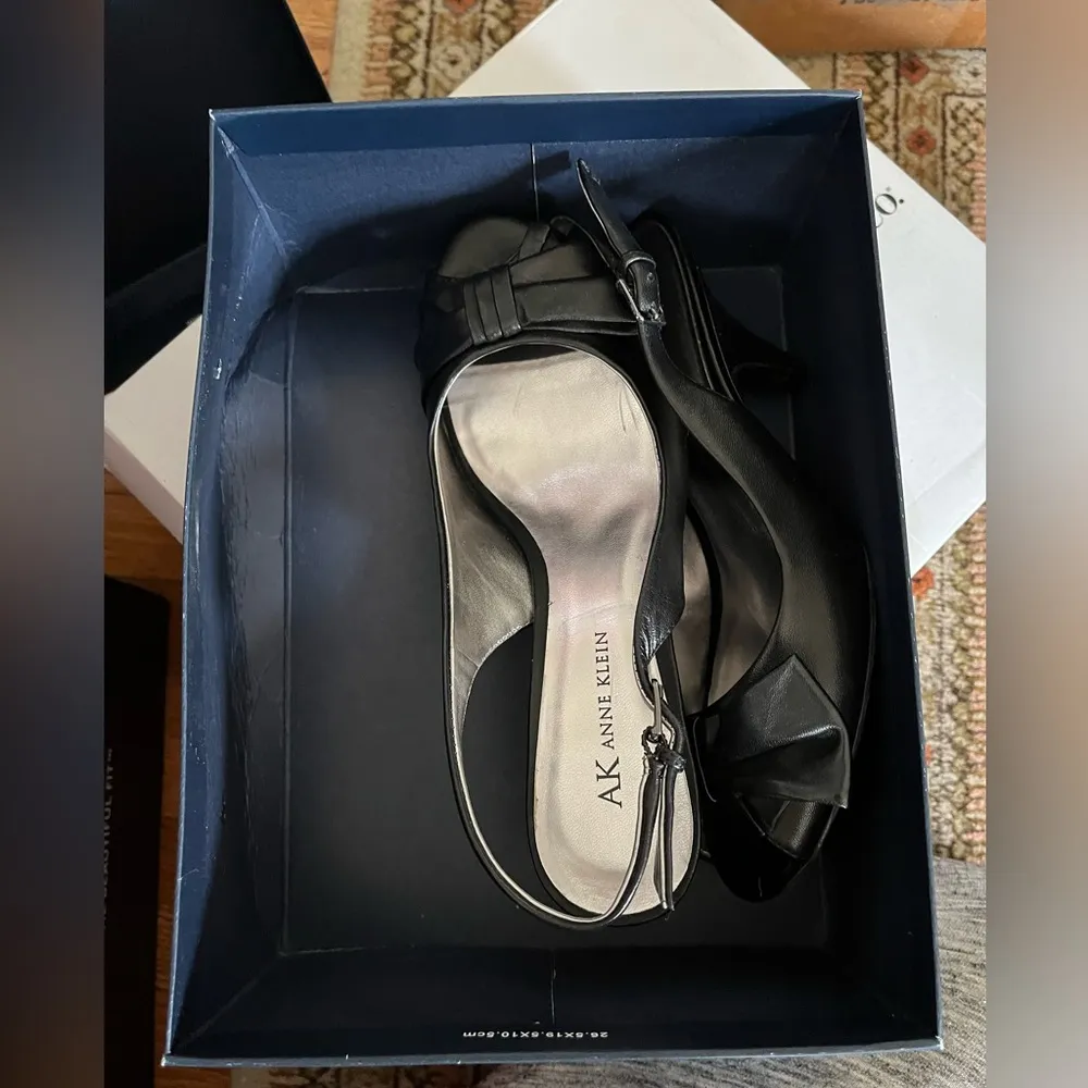 Anne Klein black leather bow heels - Image 3