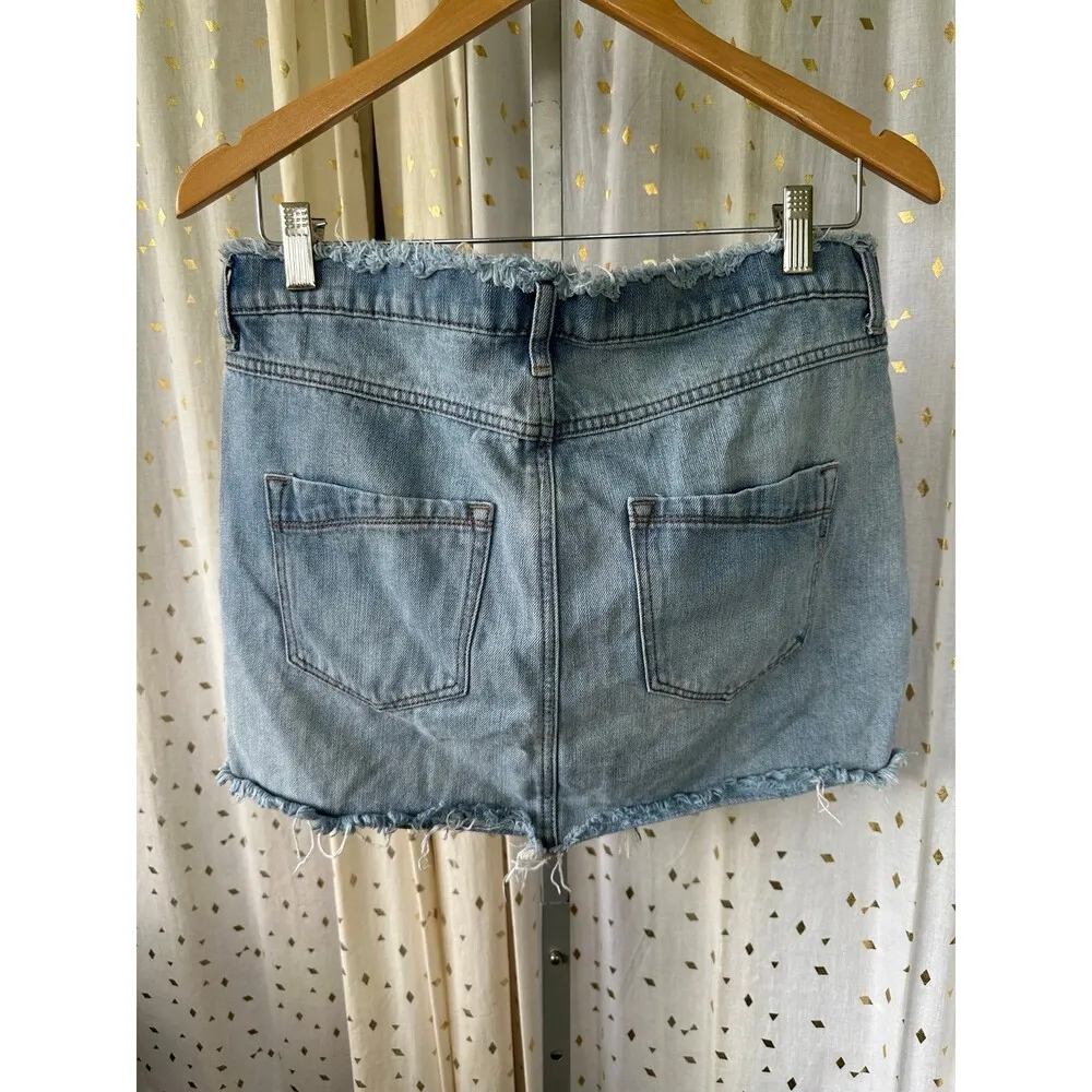 Express Distressed Ripped Frayed Hem Light Wash Denim Jeans Mini Skirt 8 - Image 3