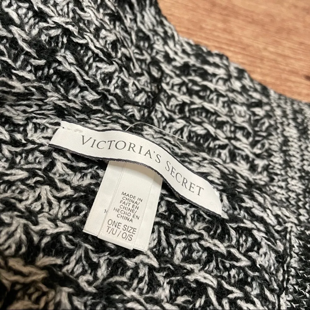 Victoria’s Secret Black and Gray Knit Scarf - Image 3