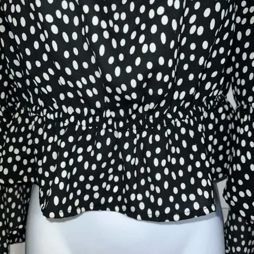 EXPRESS On/Off Shoulder Peplum Hem Belled Sleeve Black & White Blouse NWOT Small - Image 4