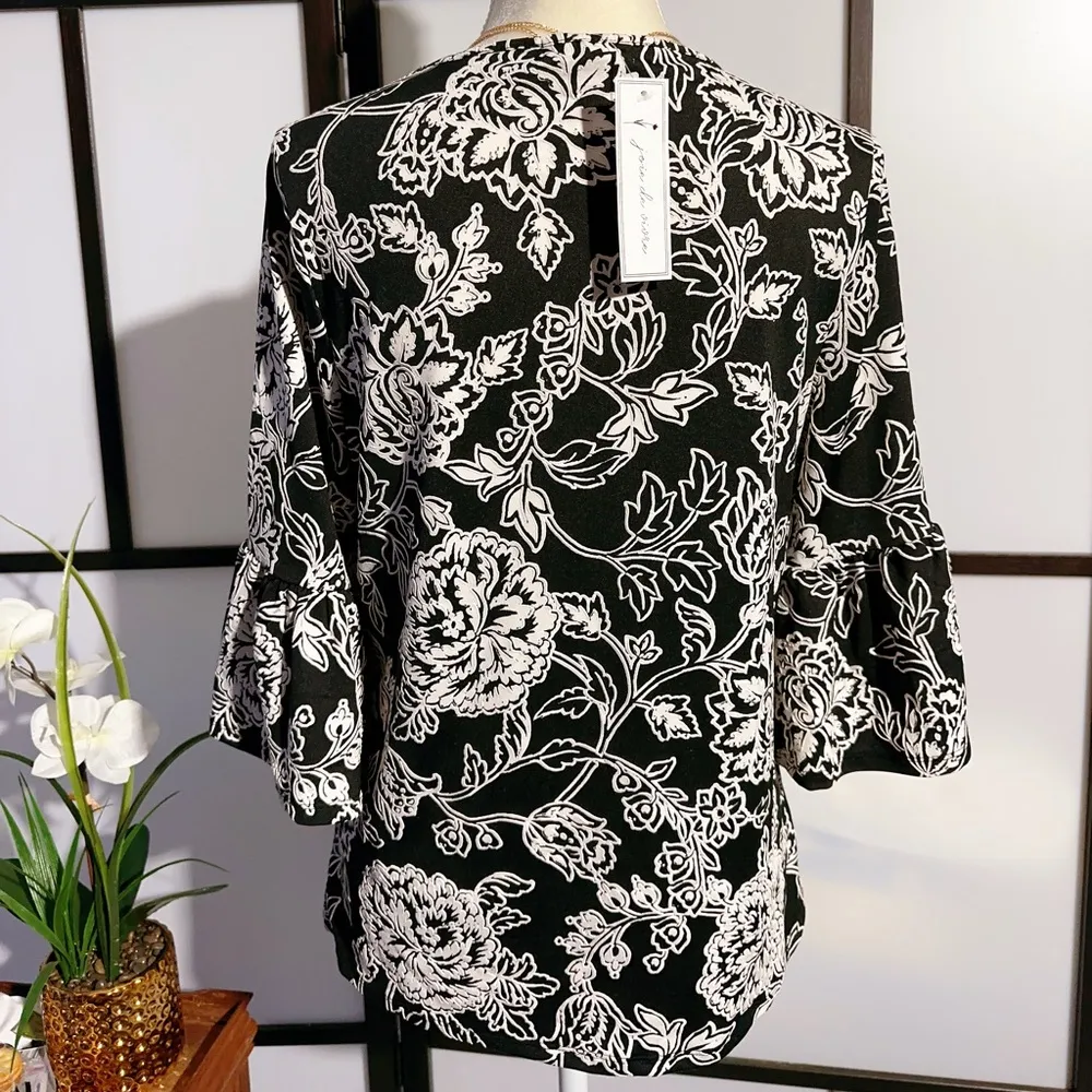 Joie de vivre flower print shirt top with 2 pieces necklaces - Image 4