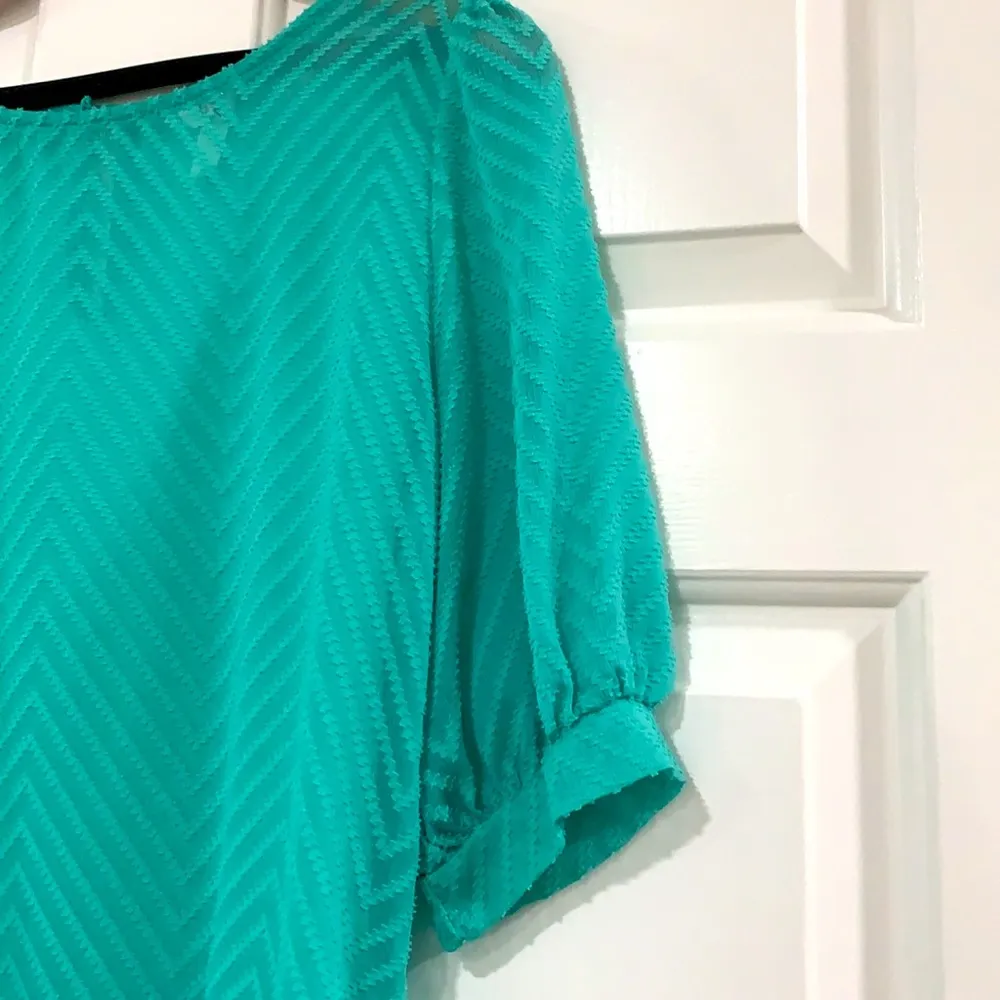 Everly, Like New, Mint Green High/Low Top - Image 3