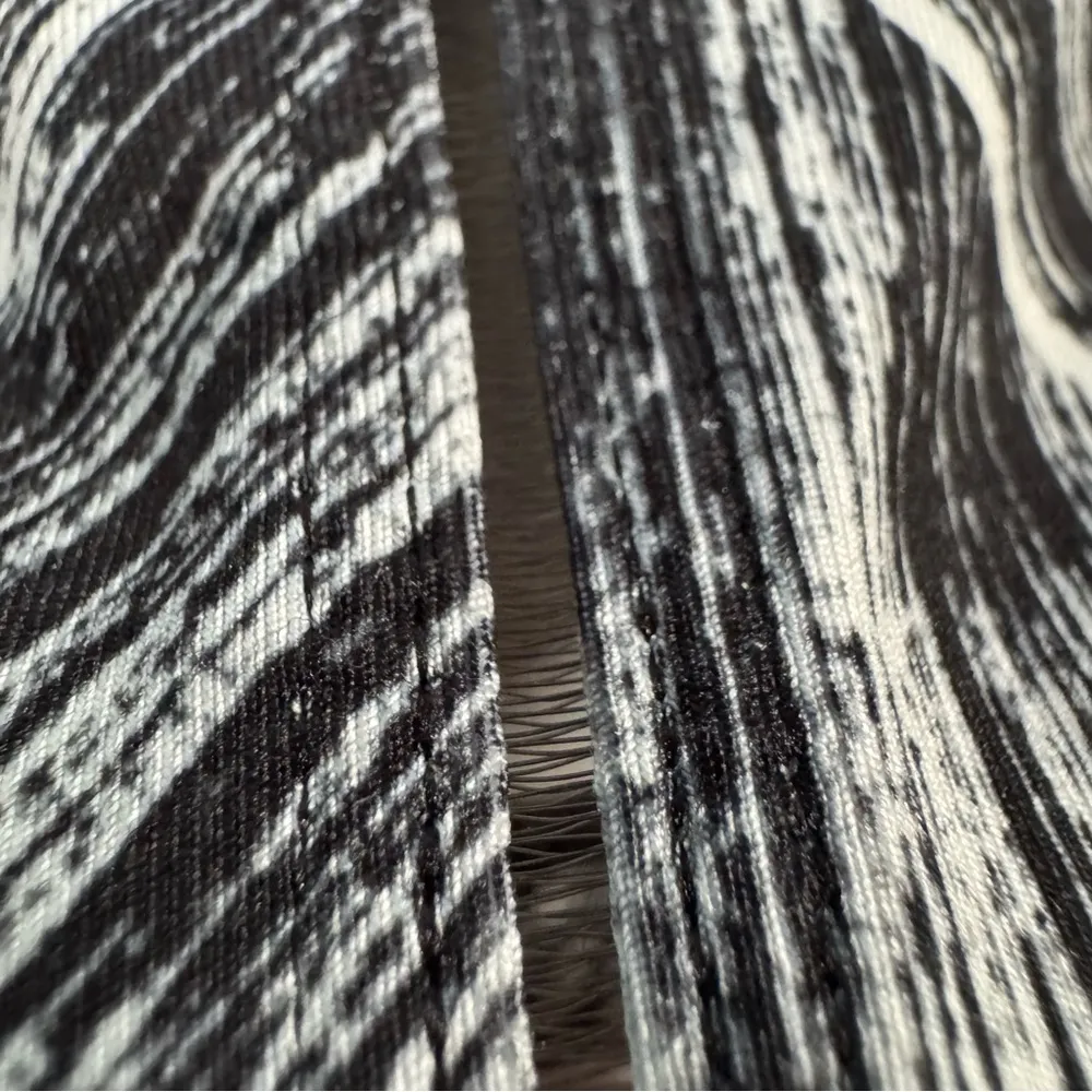 Lululemon Hot To Street Tank Black White Stripe Built In Bra Size 2 Gym Fitted - Image 5