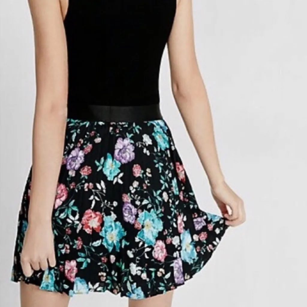 EXPRESS Black Floral Pleated Accordion A-Line Mini Skirt Size M Fully Lined - Image 3