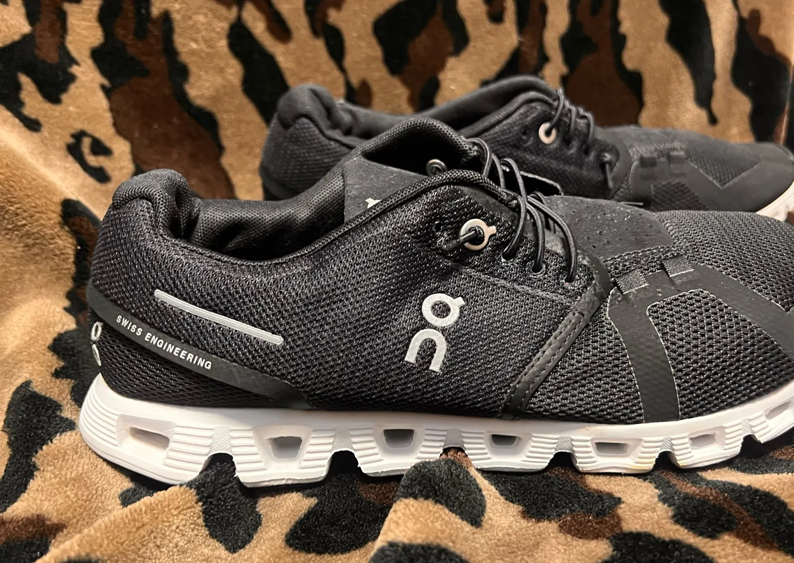 On cloud six black shoes women’s size 9 - Image 2