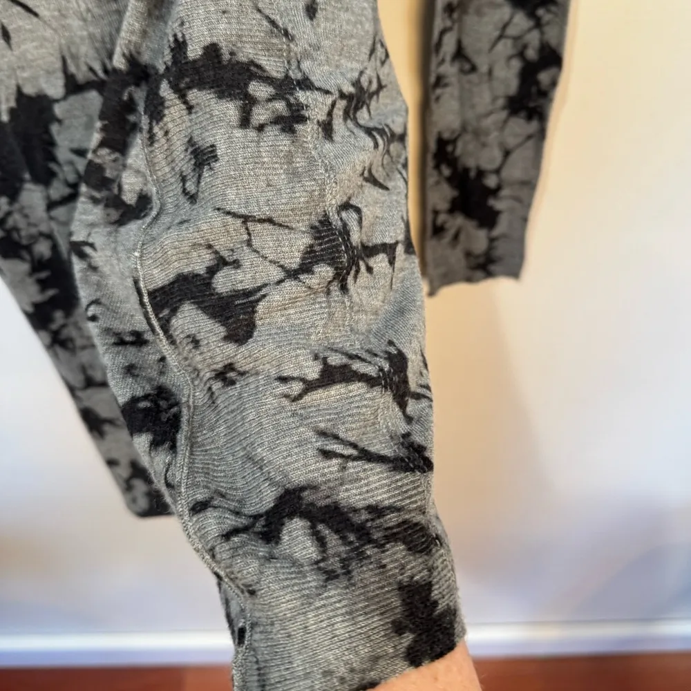 Kokun Grey Marble Print Fitted‎ Crew Size Small Bamboo Cashmere Top Gray - Image 6