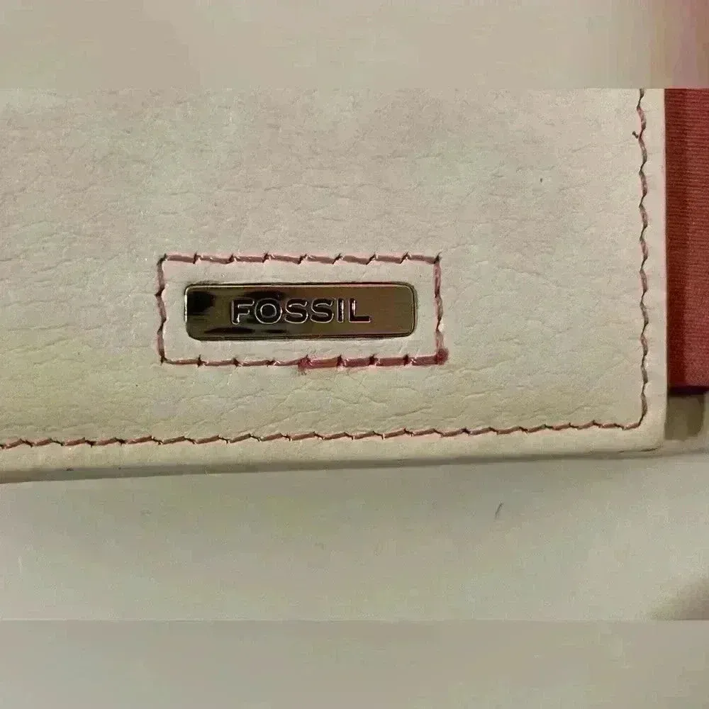 Fossil Women’s 
Logan Mini Multifunction Leather White‎ Wallet - Image 6