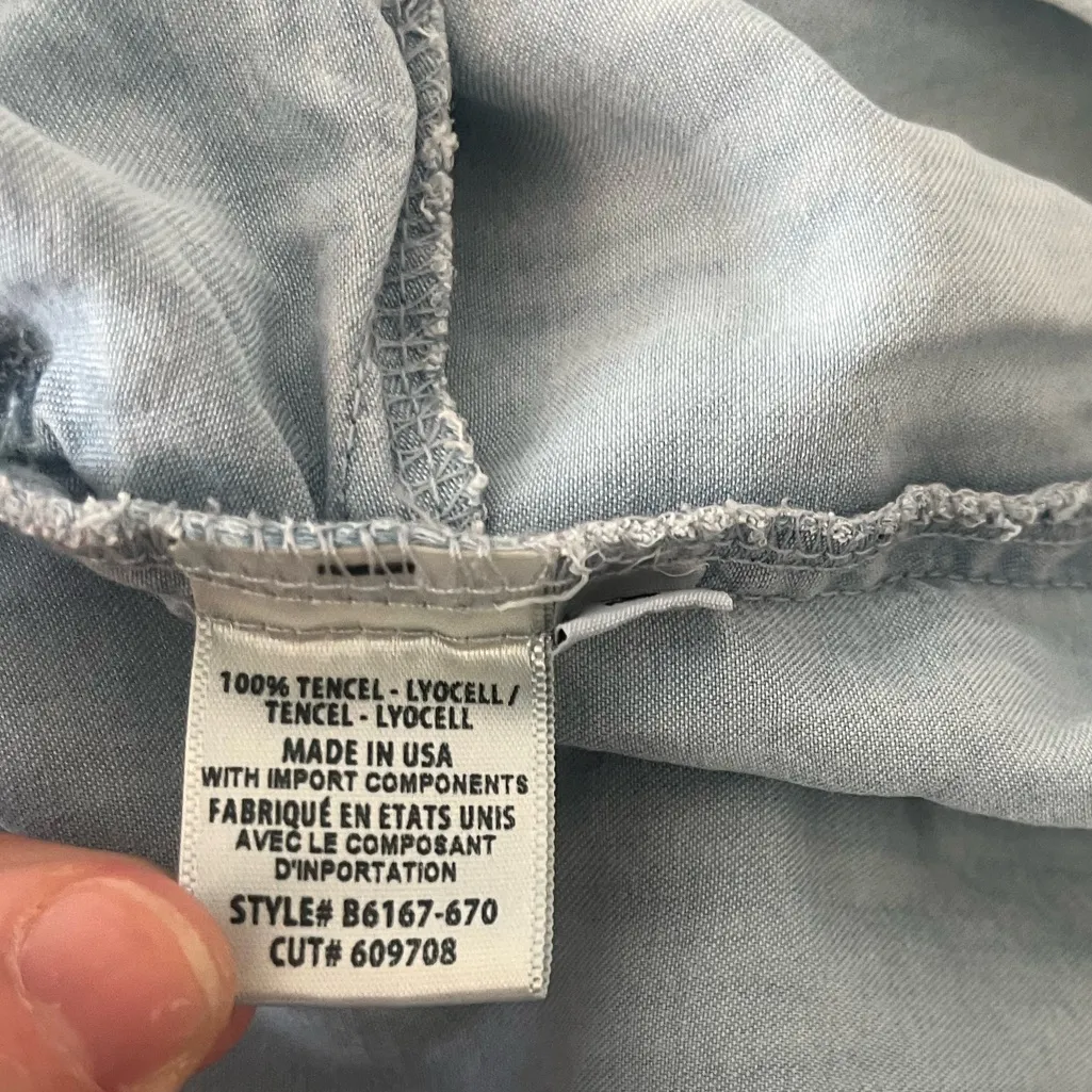 Anthropologie Cloth & Stone Light Wash Chambray Button Down Tunic Top Size Small - Image 4