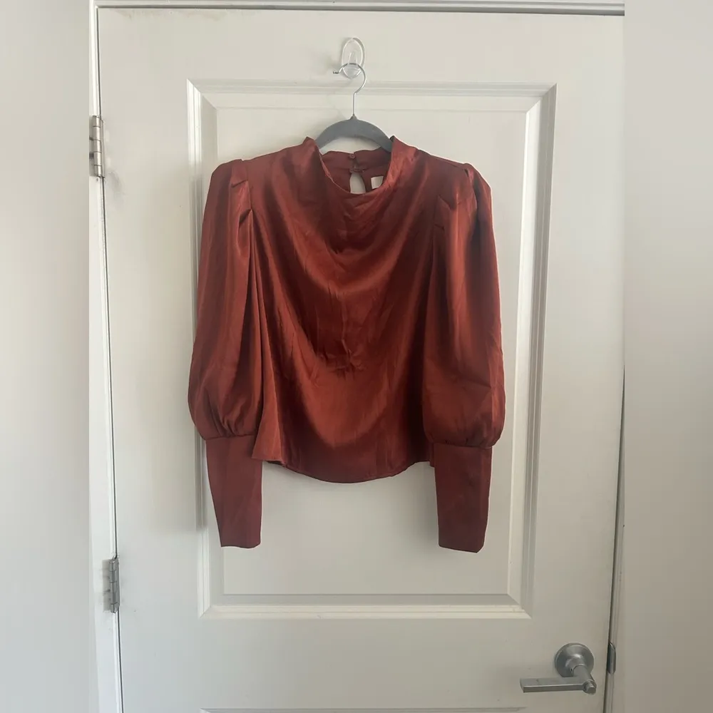 ASTR The Label Valencia Gigot-Sleeve Silk Top - Image 2