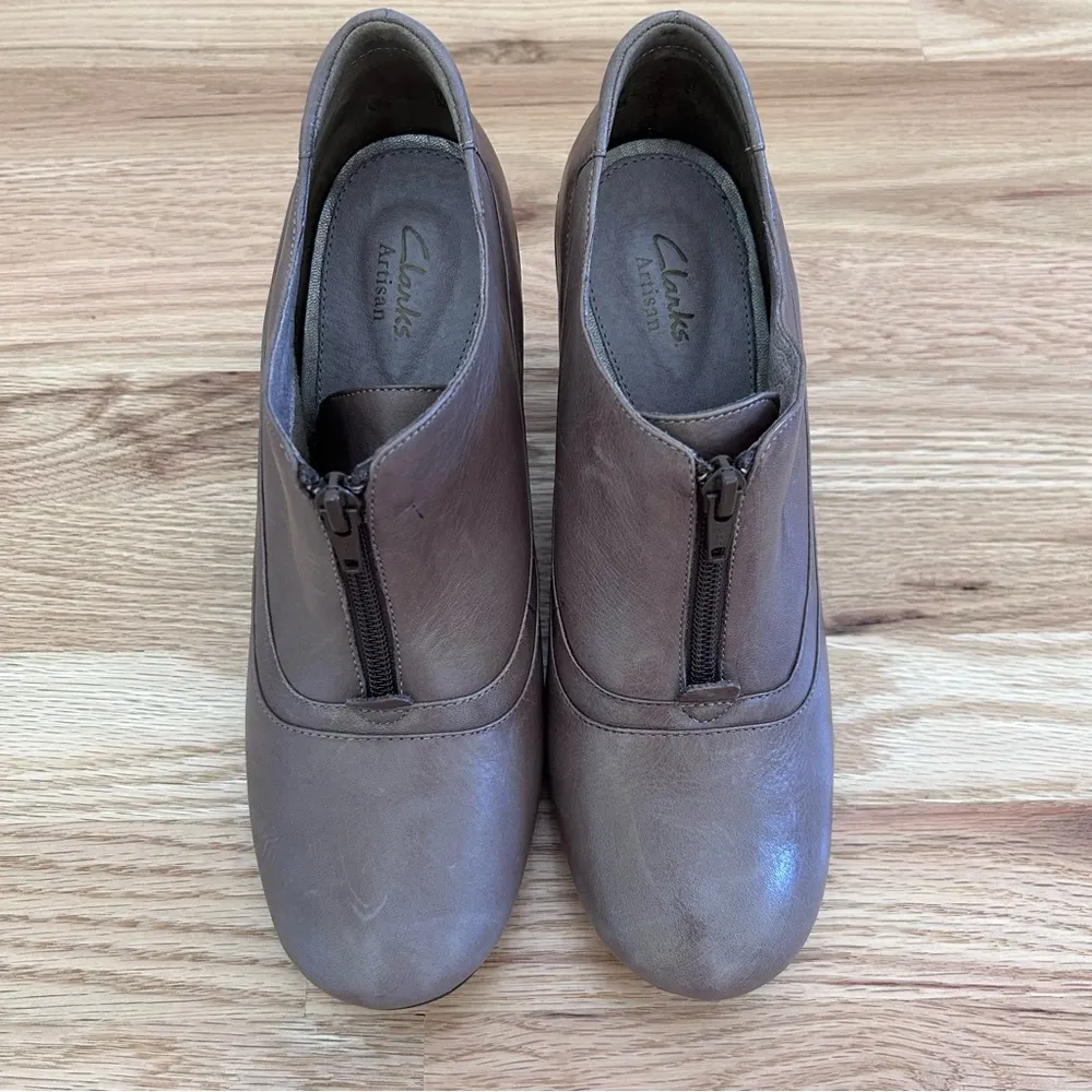 Clarks Artisan Victorian Ankle Booties Shooties Beige Leather Active Air Size 9 - Image 2