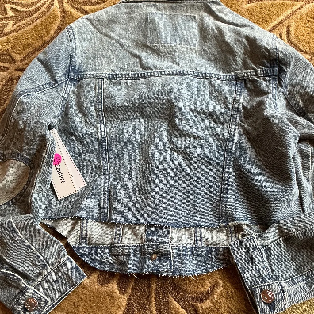 Juicy Couture Cropped Heart Patch Elbow Light Wash Denim Jacket in sz XS NWT - Image 3