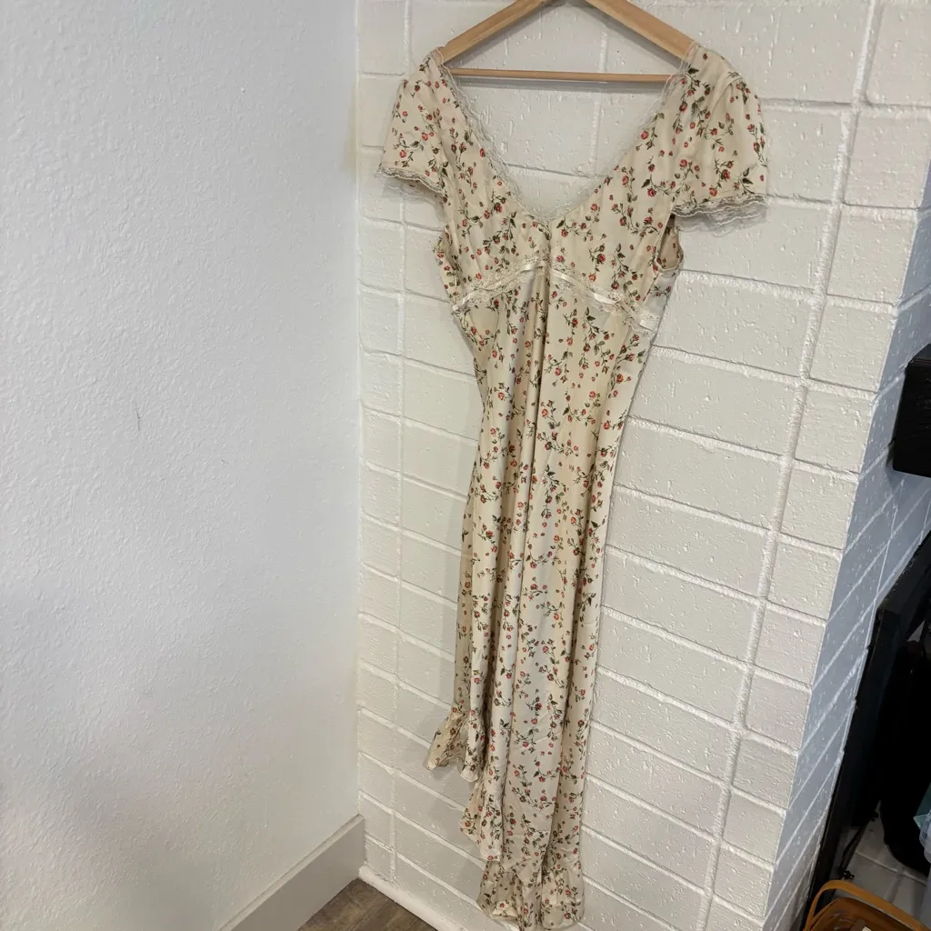 NWOT urban outfitters kimchi blue midi dress with roses and lace - Image 4