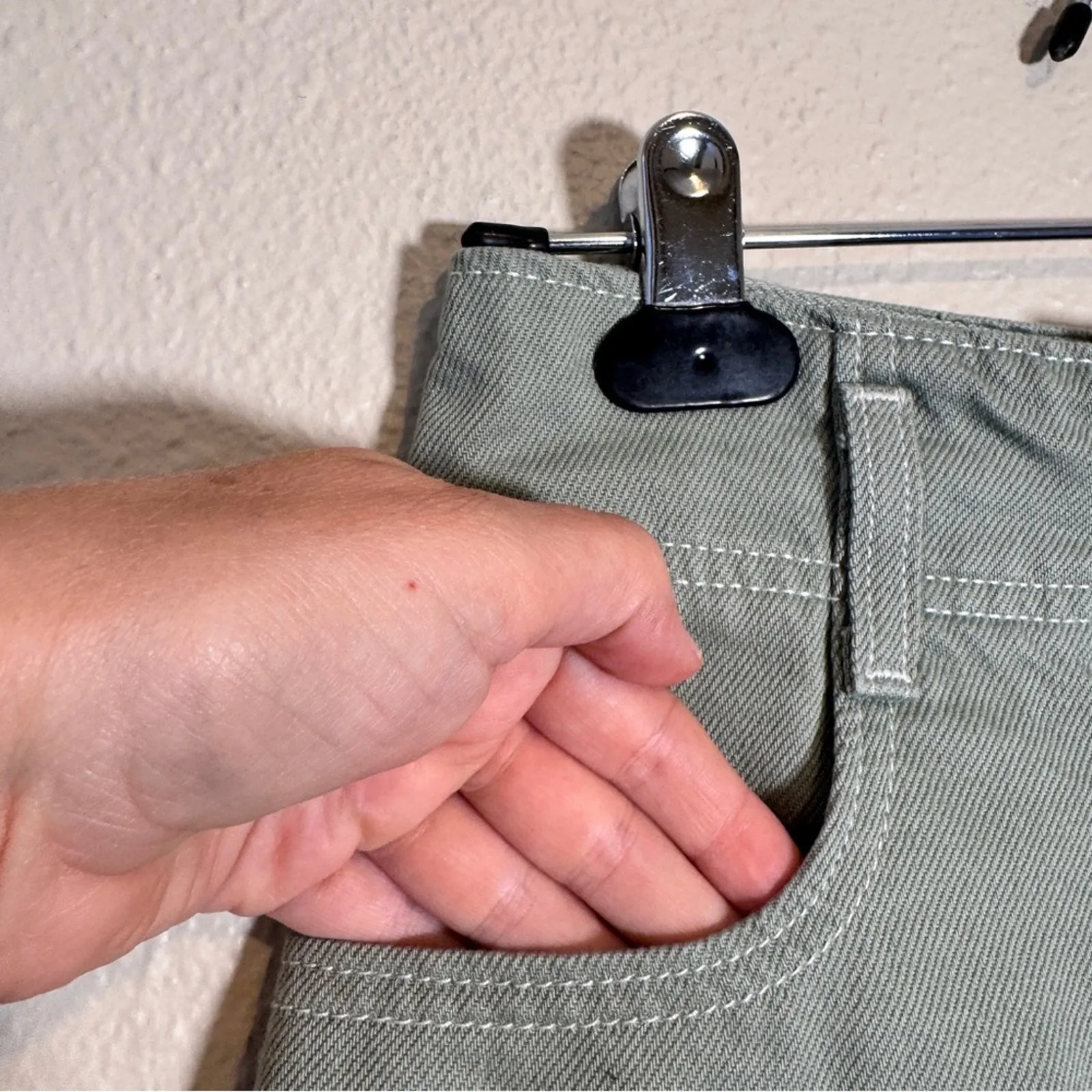 Levi’s Sage Green High Waisted Mom Jean Shorts Womens 24 Classic Beachy Summer - Image 2