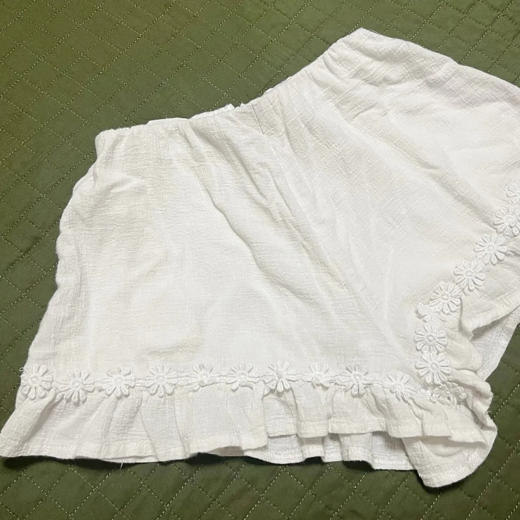 Princess Polly White Gauze Daisy Trim Shorts - Image 2