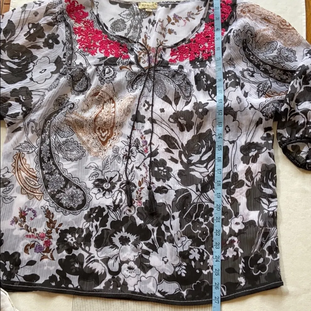 ❤️ 3/$20 SALE! ❤️ ONE WORLD Peasant Top Blouse Medium - Image 7