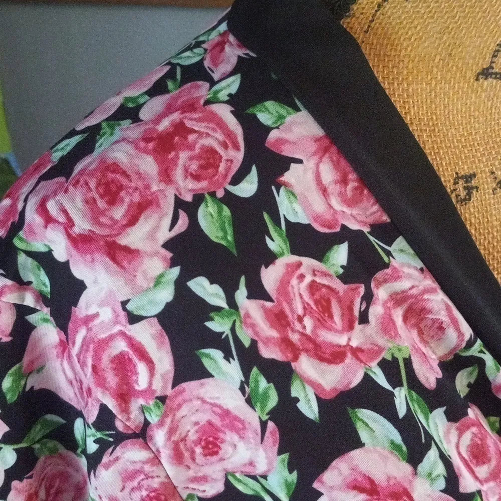 Laura Ashley Pink and Black Rose Printed Vintage Wrap Style Robe - Image 4