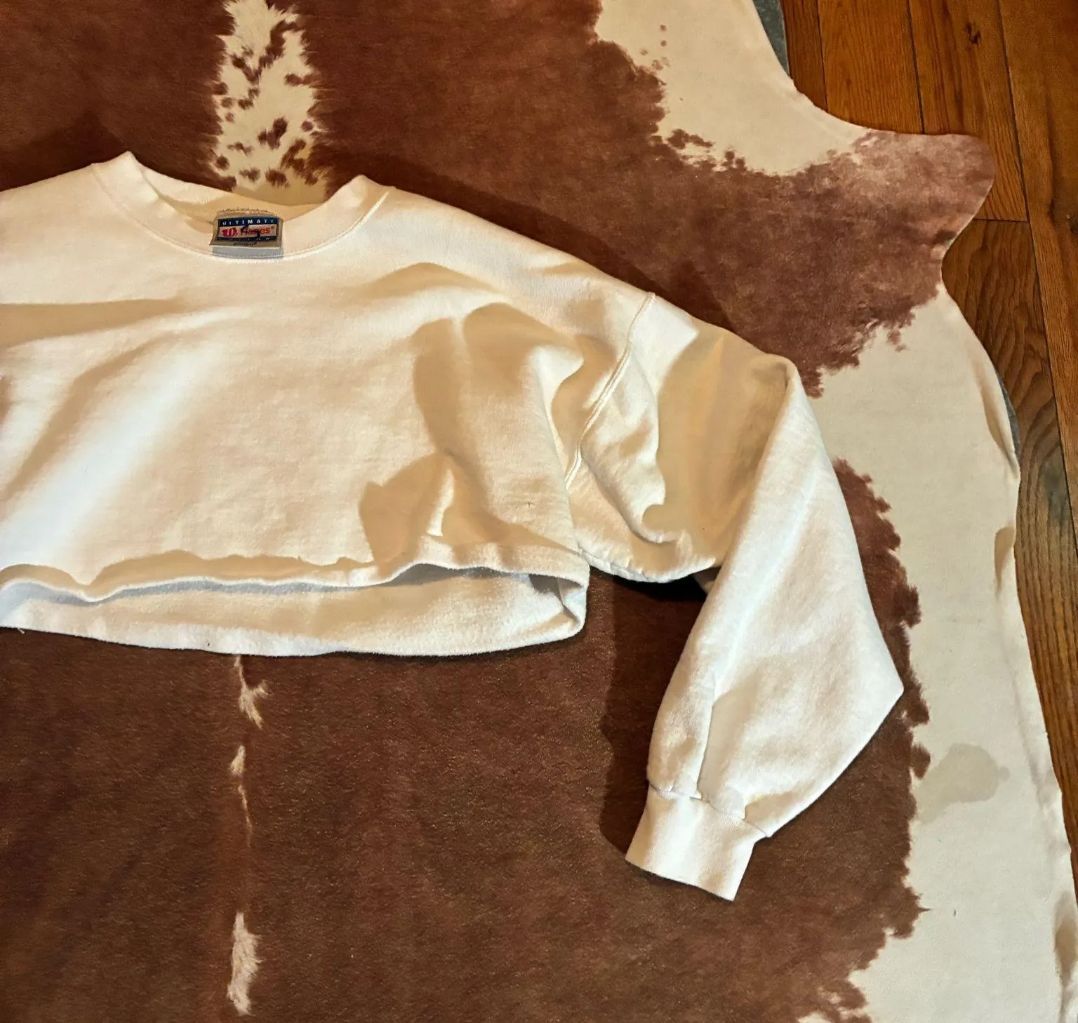 Cropped white Hanes sweatshirt best fits a small  Was cropped by me so keep that in mind it has a raw hem! - Image 2