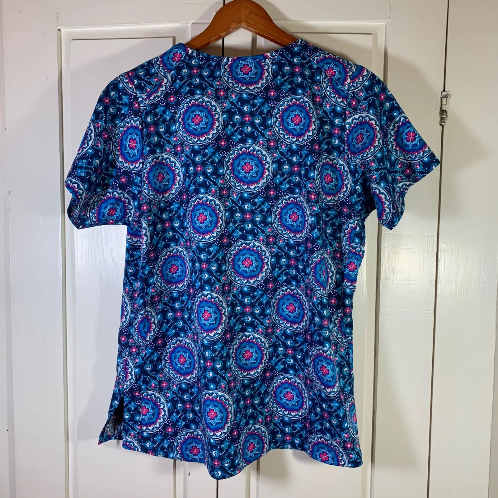 Vera Bradley Women's Size M Blue Floral Print V Neck Scrub Top Short Sleeve - Image 2