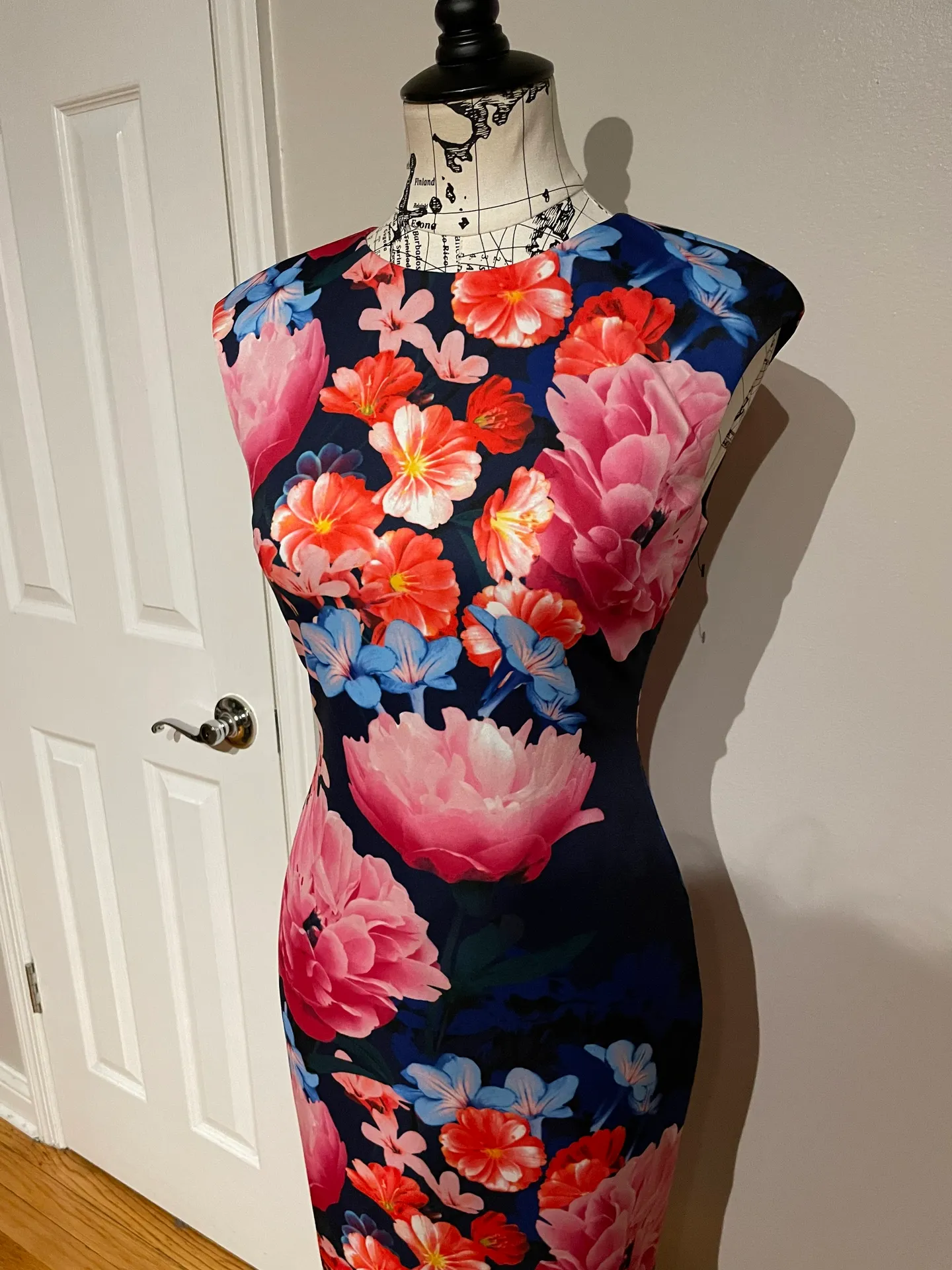 NWOT Elegant Floral Fit Bodice Shift Sheath casual Dress - Image 4