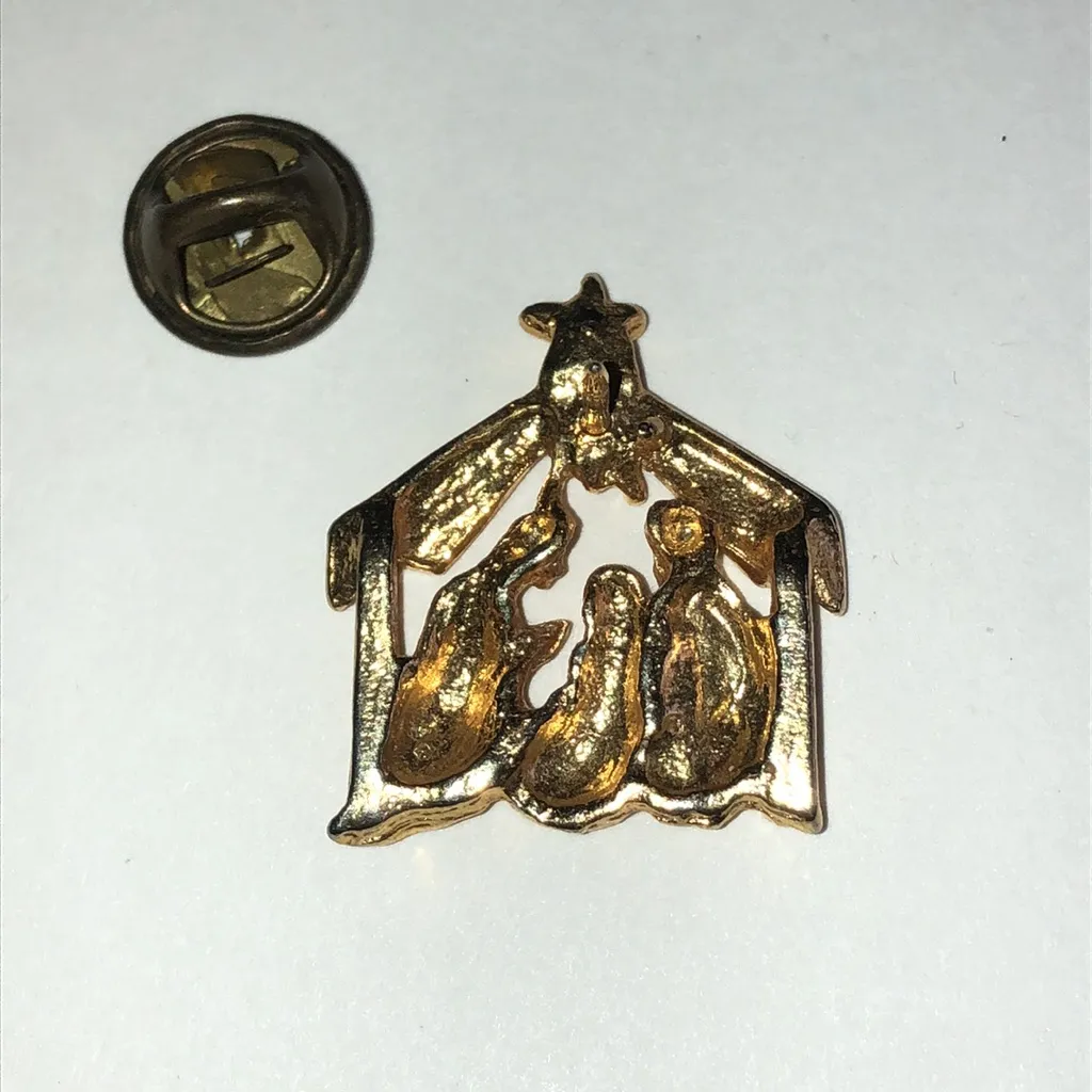 Gold Tone Vintage Nativity Scene Brooch - Image 4