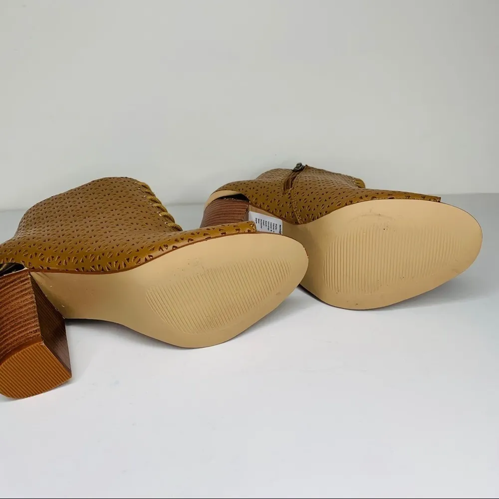 Very Volatile Beige High Heels Boots Size 6 - Image 6