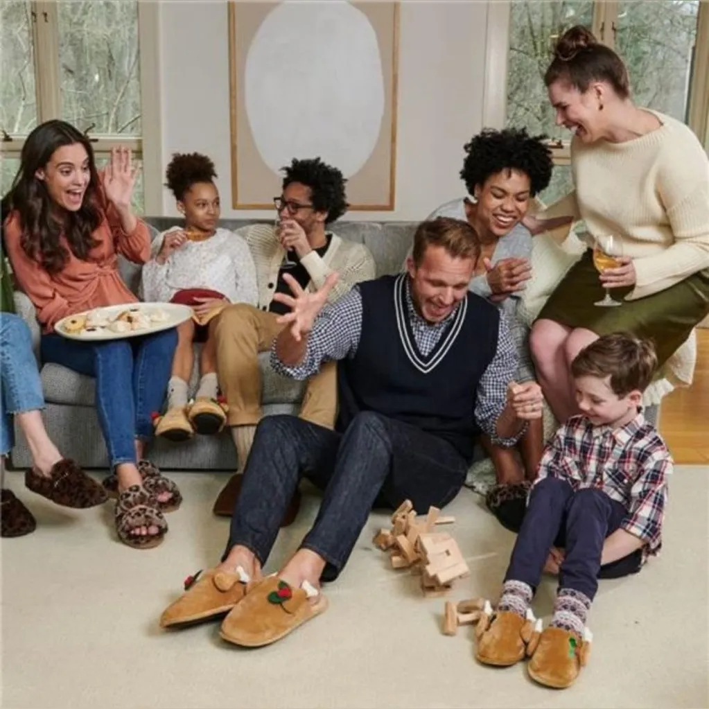 🤎❤️Dearfoams Women's Tan Slippers with Festive Red Details size XL 11/12 🤎❤️ - Image 3