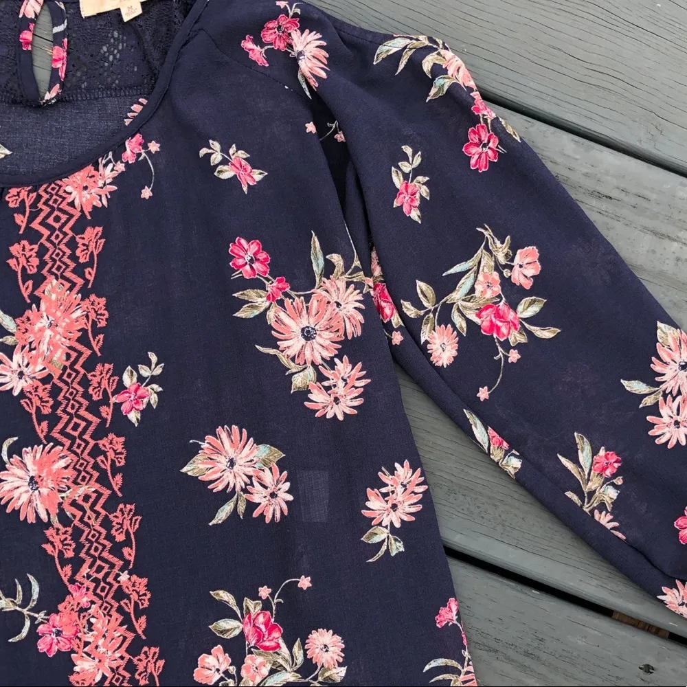 NWT [rewind] medium cut out floral flowy top - Image 3