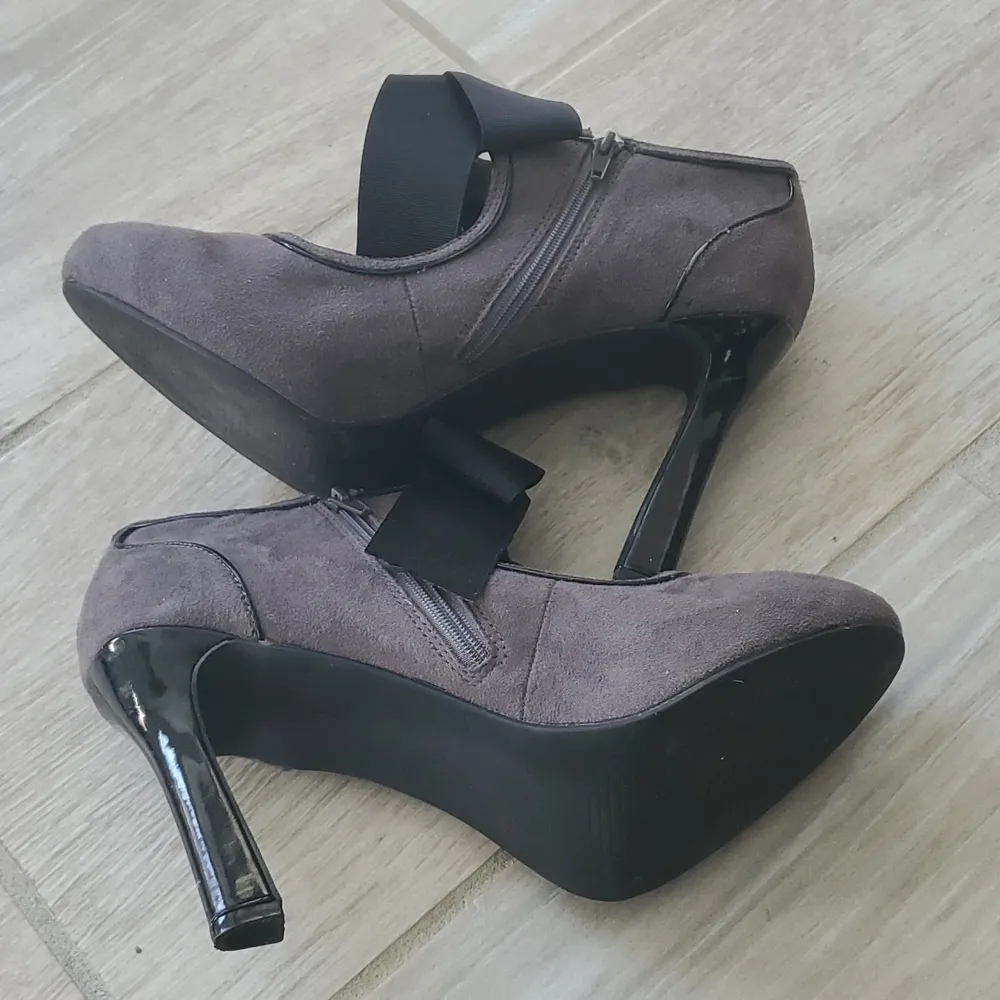 Metaphor Drew 2 Suede Heels with Bow - Image 6