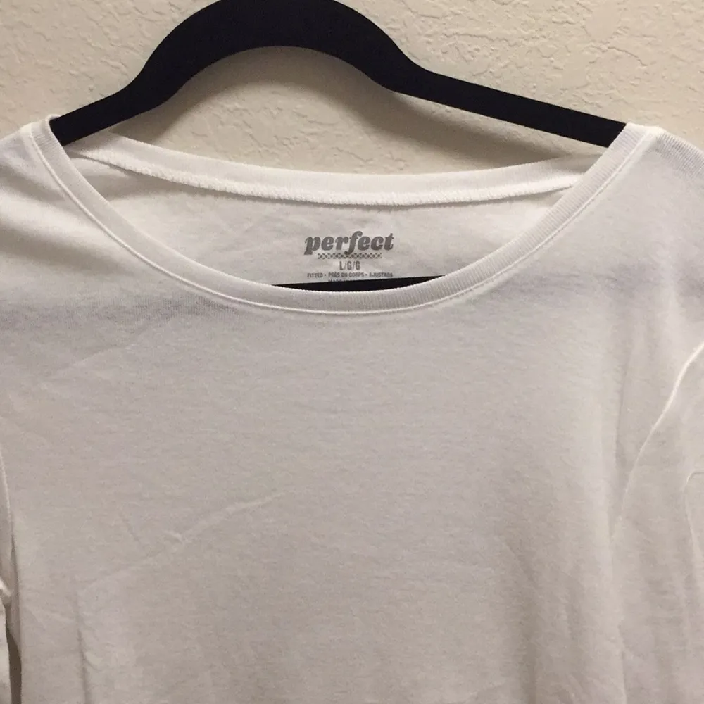 Old Navy White Fitted Long Sleeve Tee Size Large - Image 3