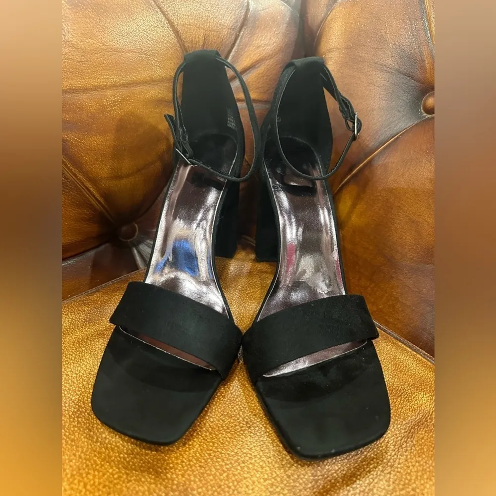 NWOTChelsea Moreland Marvel black side buckle, slightly padded toe faux suede 4” Size 8.5 - Image 2