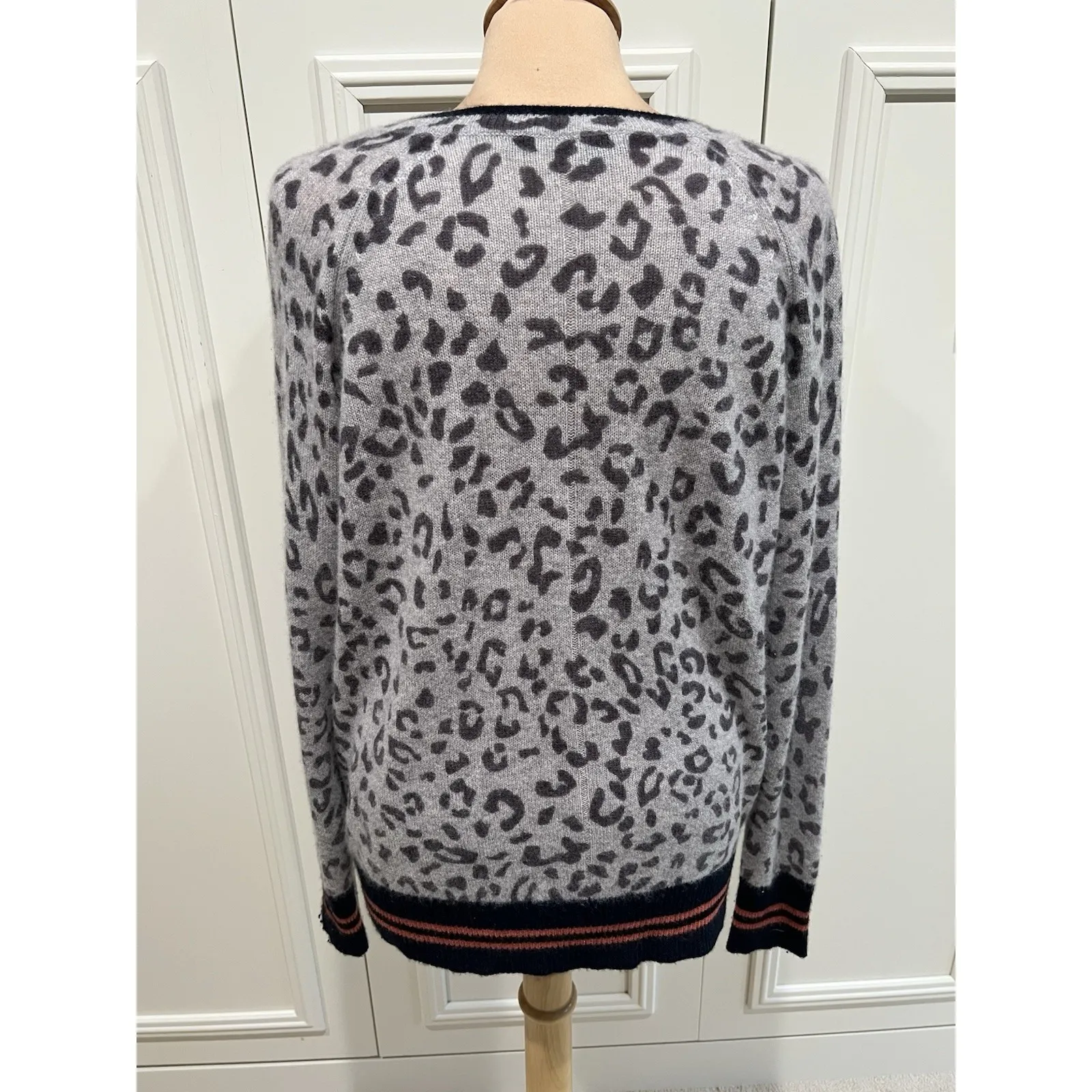 360 Cashmere Leopard Animal Print Pullover Sweater V Neck Cozy Soft READ - Image 3