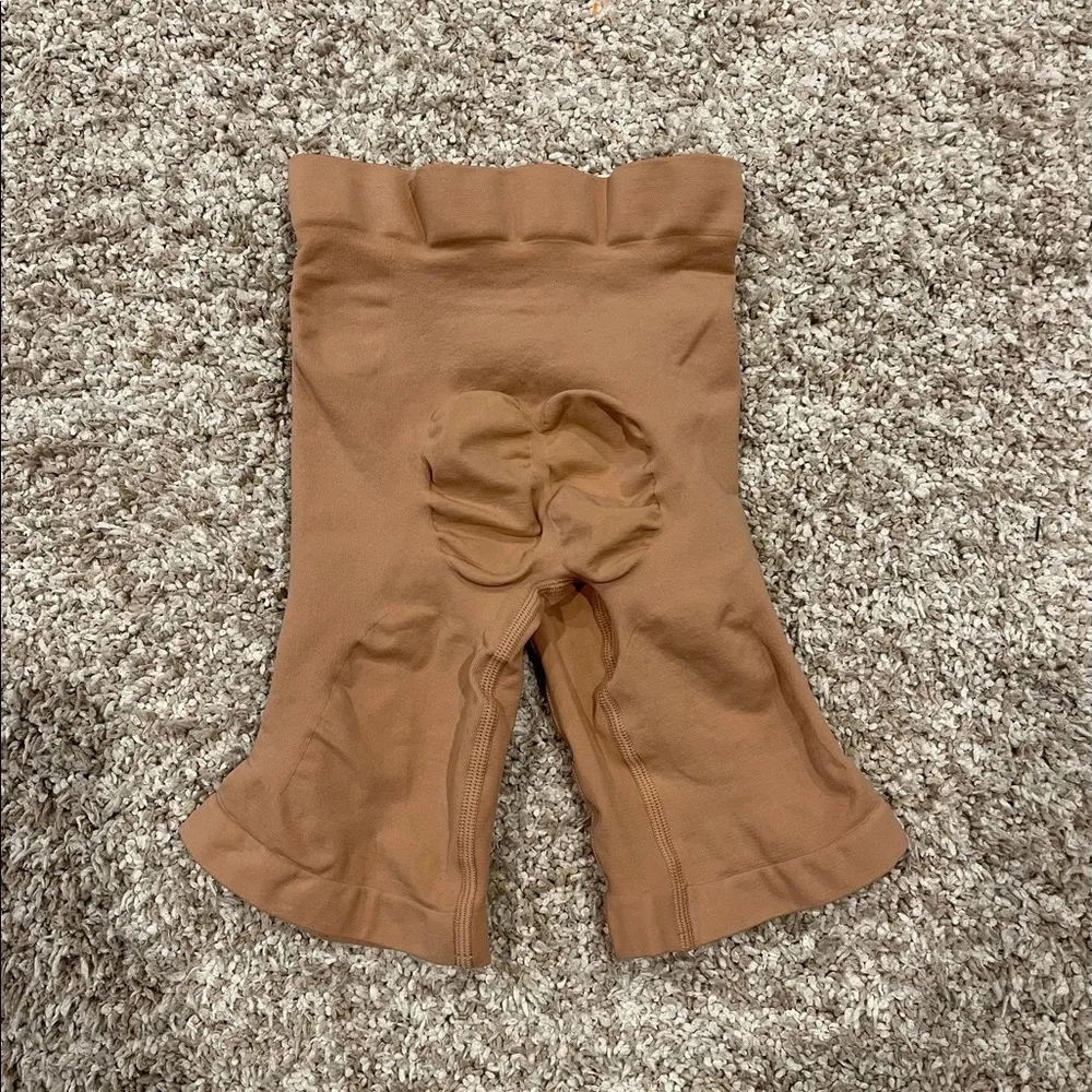 SKIMS Sculpting Short Mid Thigh in Ochre XXS/XS - Image 6