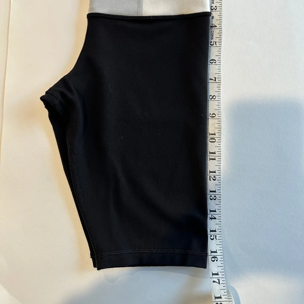 Lululemon Reverse Groove Short - Size 4‎ Tall. - Image 6