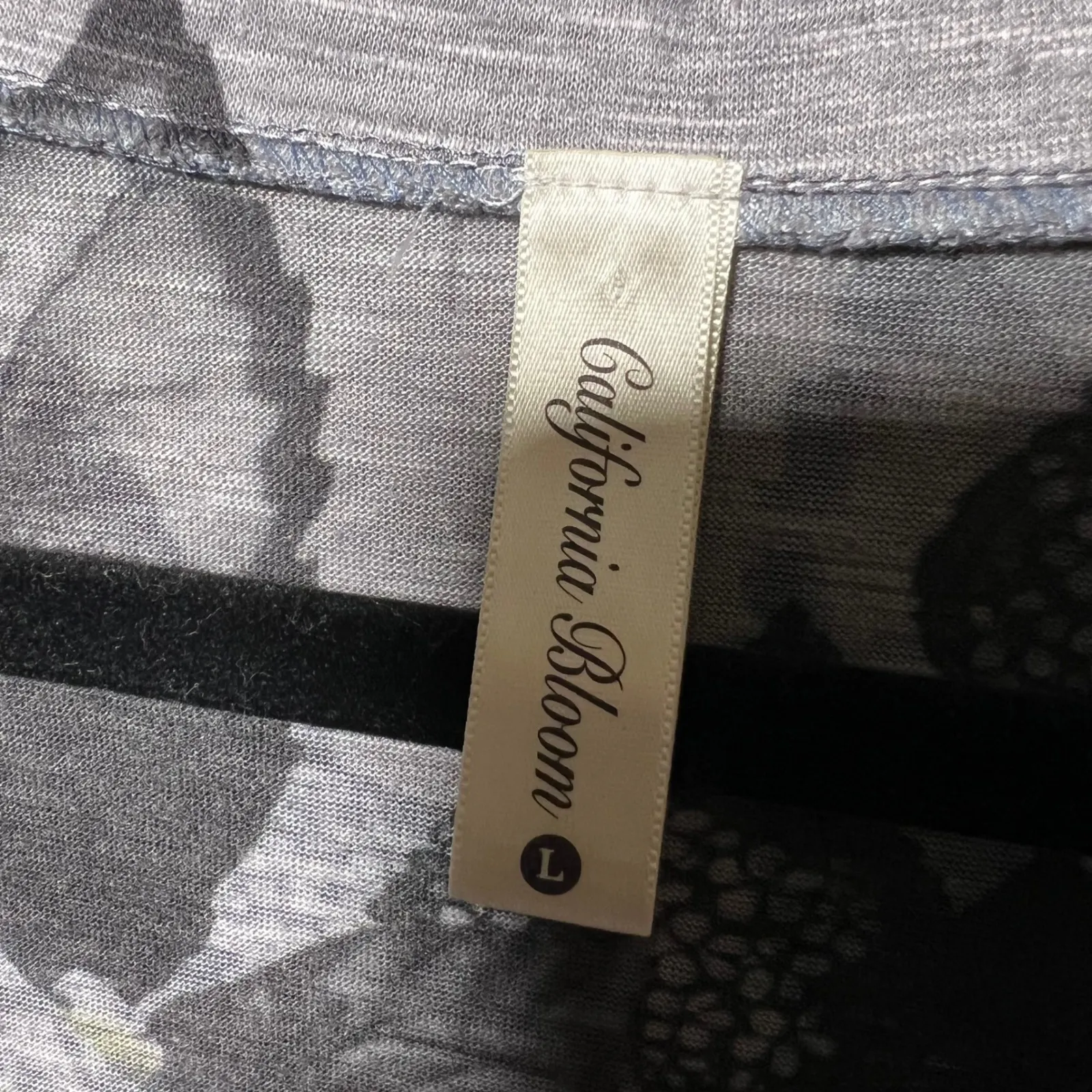 California Bloom Artsy Floral Graphic Top Stud Detail 3/4 Sleeve Gray Size L Size L - Image 3