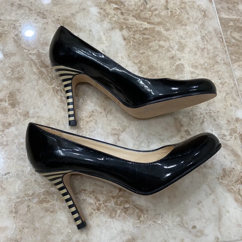 Karolina Black Striped Pumps. Size 5.5 - Image 6