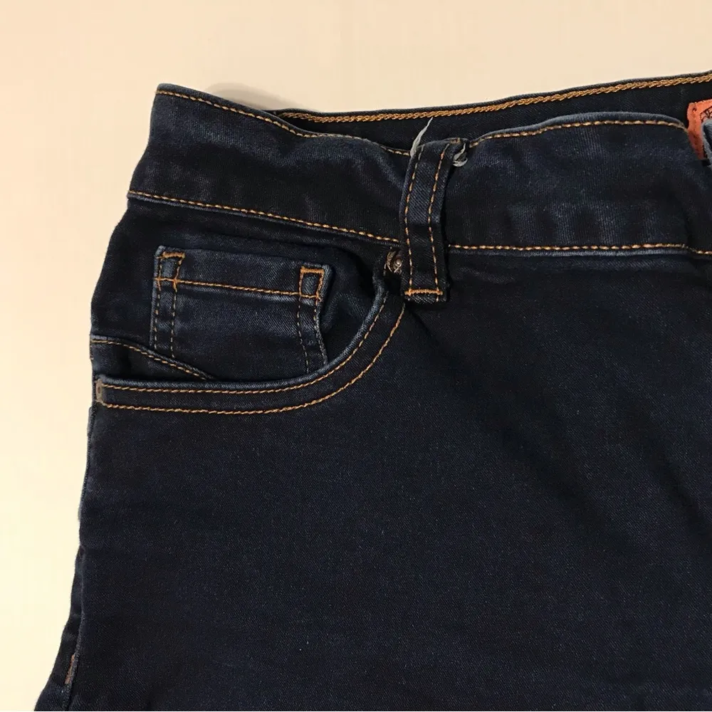Stretch blue dark wash denim cuffed short size large - Image 4