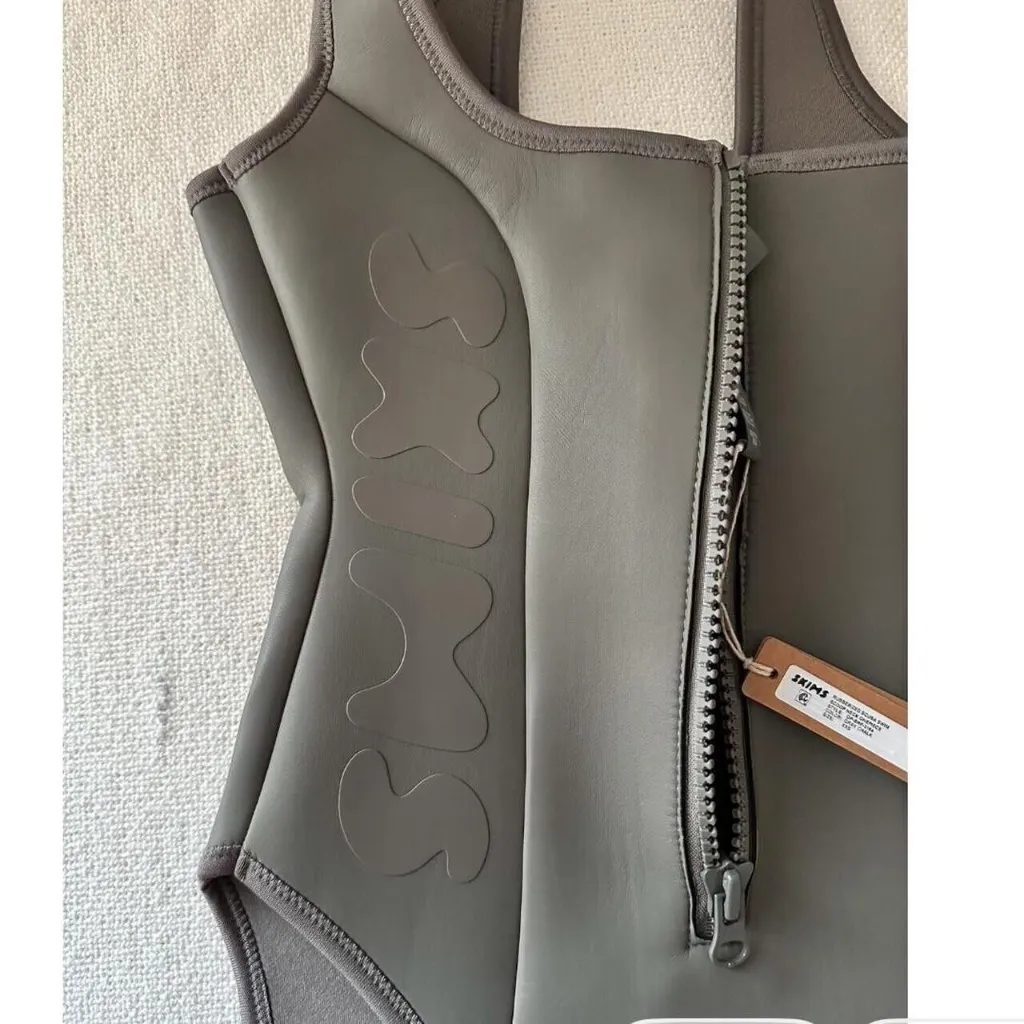 Skims Rubbersized Scuba Swim Scoop Neck Onepiece in Gray Chalk, Size XXS - Image 5