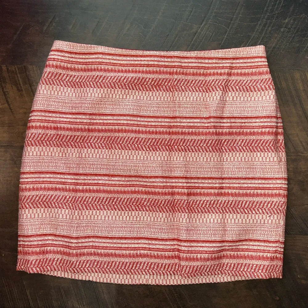 3/$20 Red Patterned Banana Republic Skirt - Image 4