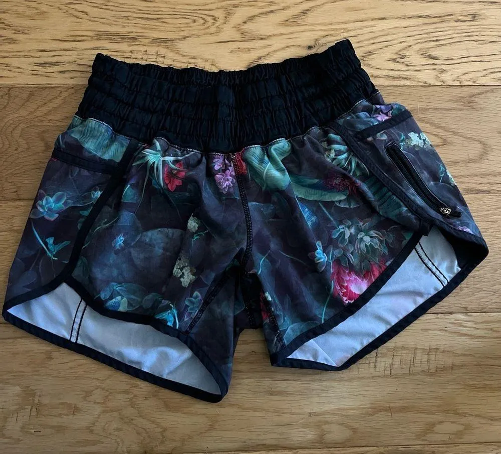 Inflected Highlight Multicolor  Flowers  Hotty Hot Shorts Size 4 - Image 3