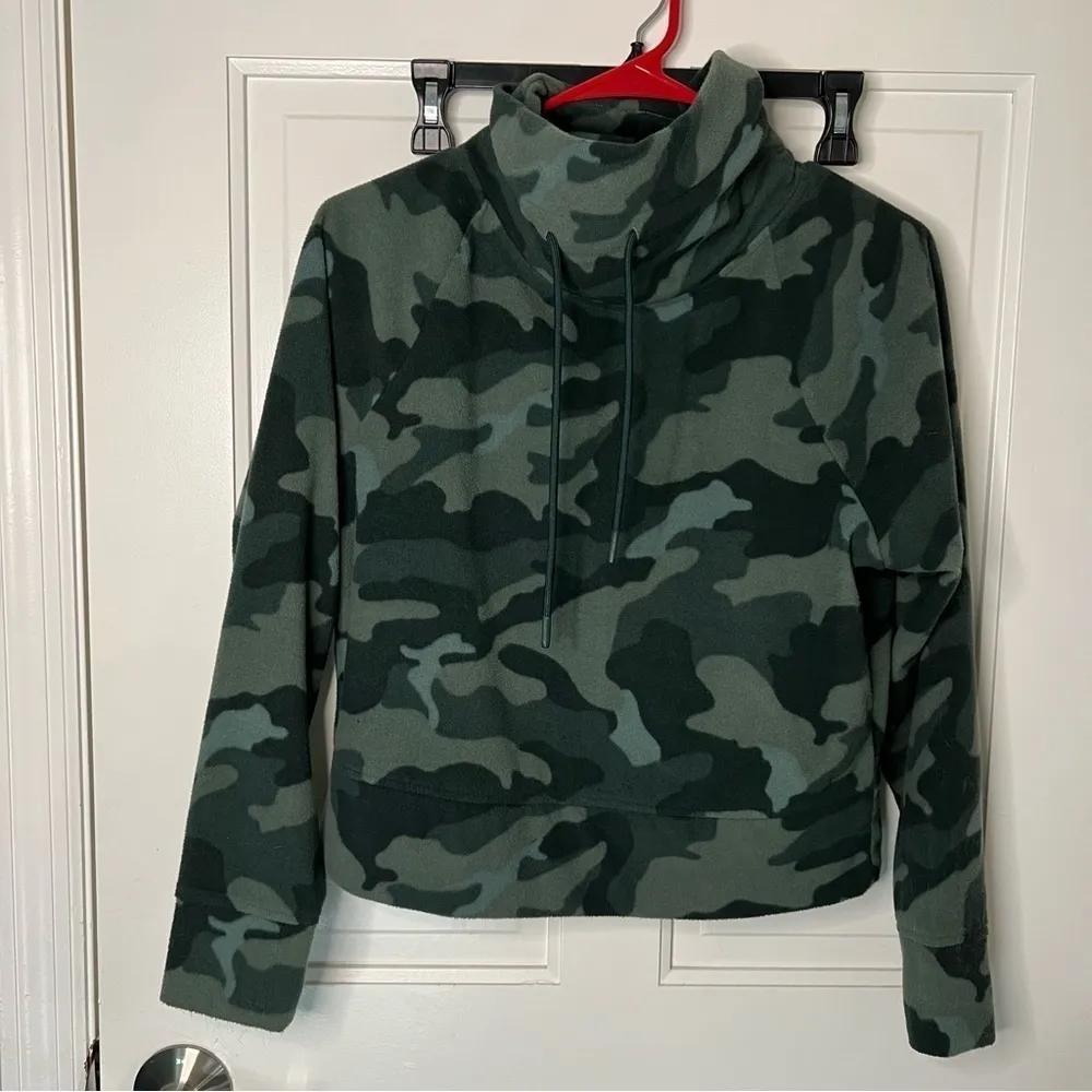 OLD navy active camo funnel neck crop sweater xs - Image 5